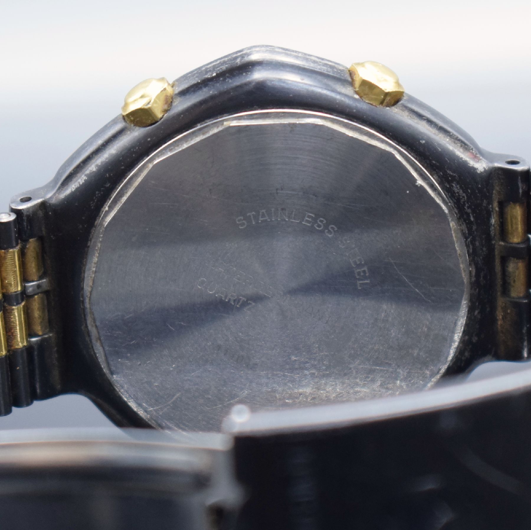 Detail e: FERRARI Formula Herrenchronograph in geschwärztem Stahl, Schweiz um 1990, quarz, Boden verschr., verg. Lünette m. Ferrari- Schriftzug, orig. ...