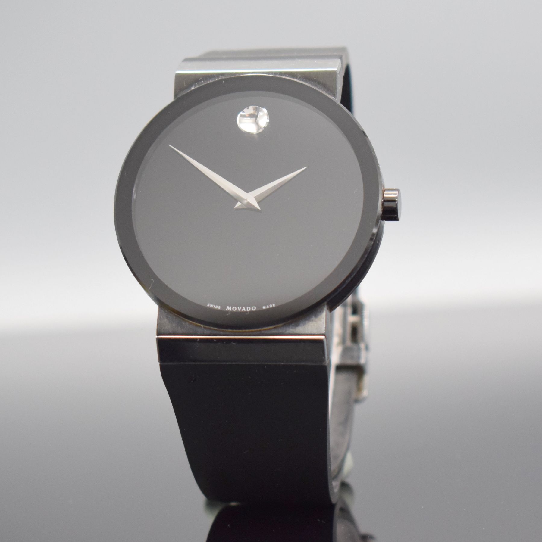 MOVADO Herrenarmbanduhr Sapphire Synergy in Stahl, Schweiz um 2010, quarz, z. T. schwarz PVD besch. Edelstahlgeh., Boden 4-fach verschr., orig. ...