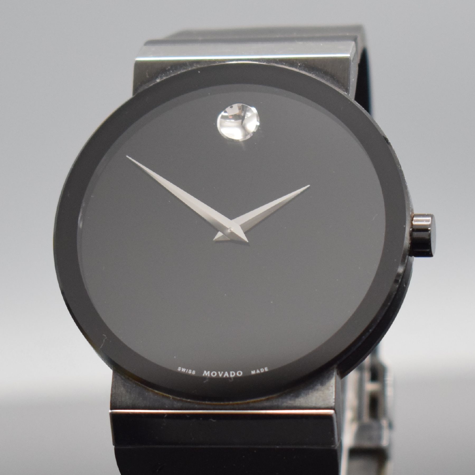 Detail a: MOVADO Herrenarmbanduhr Sapphire Synergy in Stahl, Schweiz um 2010, quarz, z. T. schwarz PVD besch. Edelstahlgeh., Boden 4-fach verschr., orig. ...