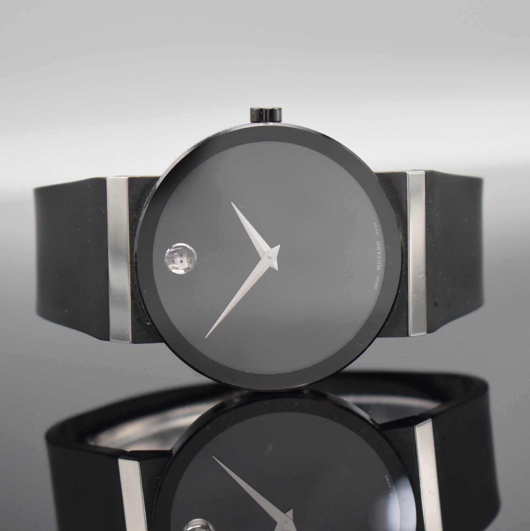 Detail b: MOVADO Herrenarmbanduhr Sapphire Synergy in Stahl, Schweiz um 2010, quarz, z. T. schwarz PVD besch. Edelstahlgeh., Boden 4-fach verschr., orig. ...
