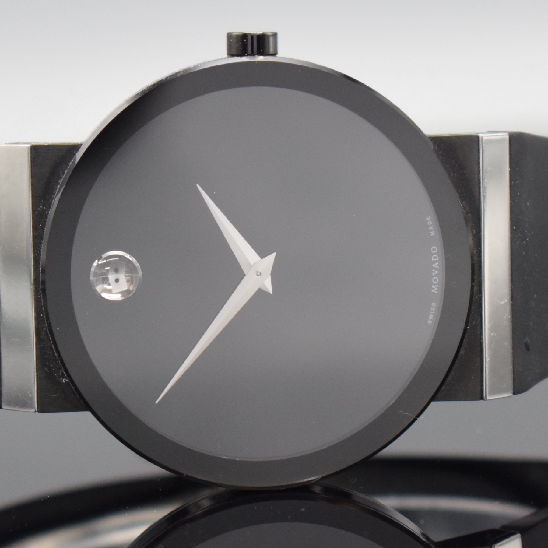 Detail c: MOVADO Herrenarmbanduhr Sapphire Synergy in Stahl, Schweiz um 2010, quarz, z. T. schwarz PVD besch. Edelstahlgeh., Boden 4-fach verschr., orig. ...