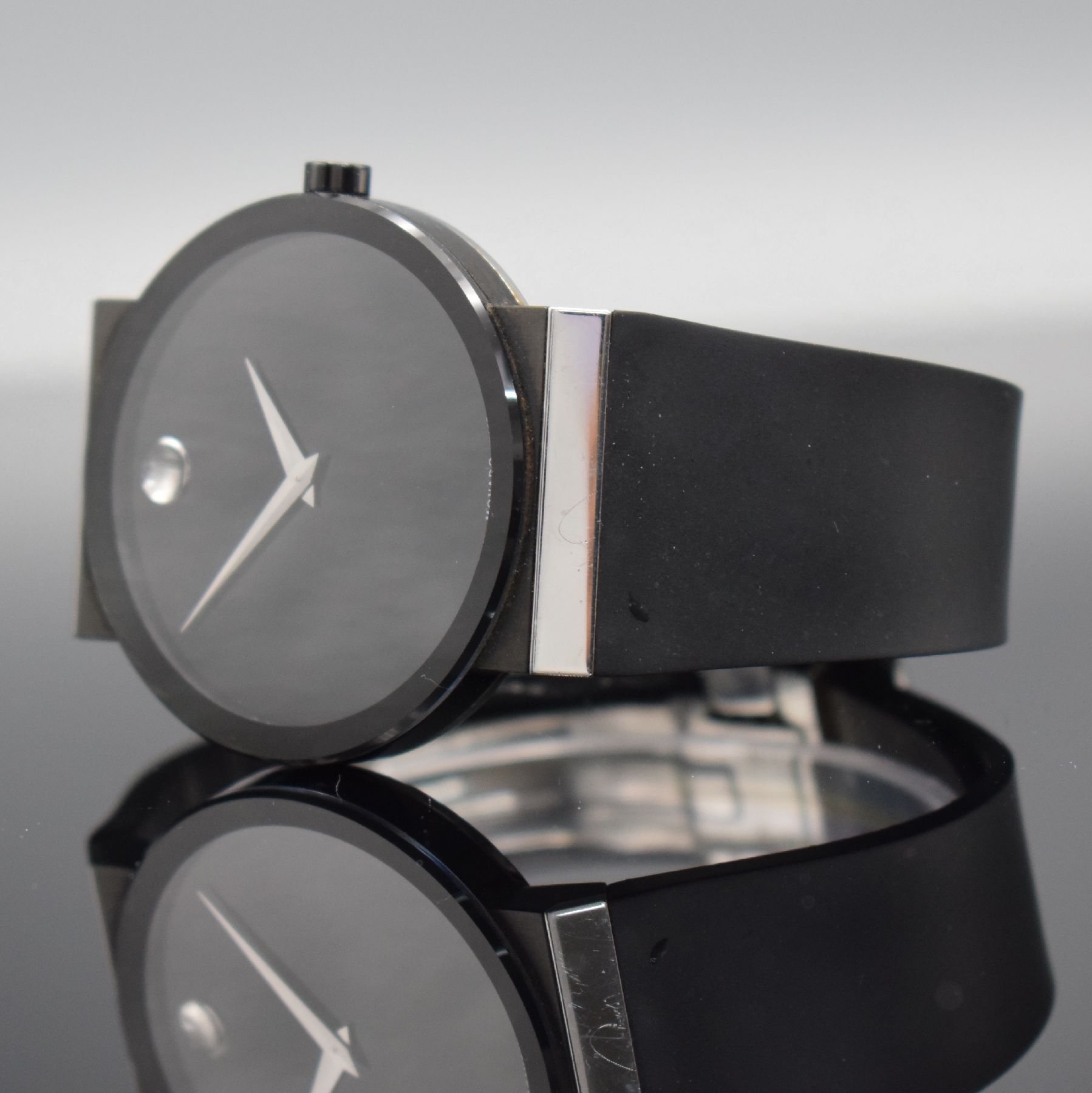 Detail d: MOVADO Herrenarmbanduhr Sapphire Synergy in Stahl, Schweiz um 2010, quarz, z. T. schwarz PVD besch. Edelstahlgeh., Boden 4-fach verschr., orig. ...