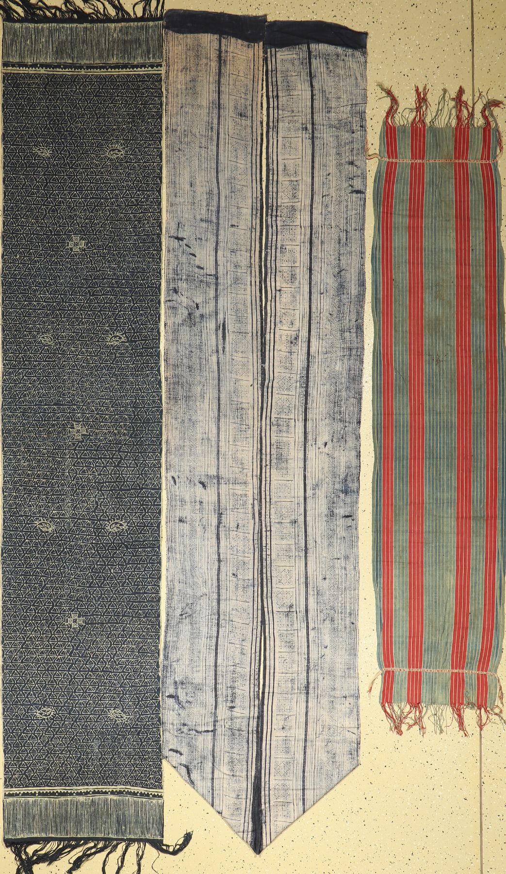 3 lots Traditionelle Kleidungsstreifen, Indonesien, um 1950/60, verschiedene Grössen, Baumwolle hand-gewebt/gefärbt, getragen