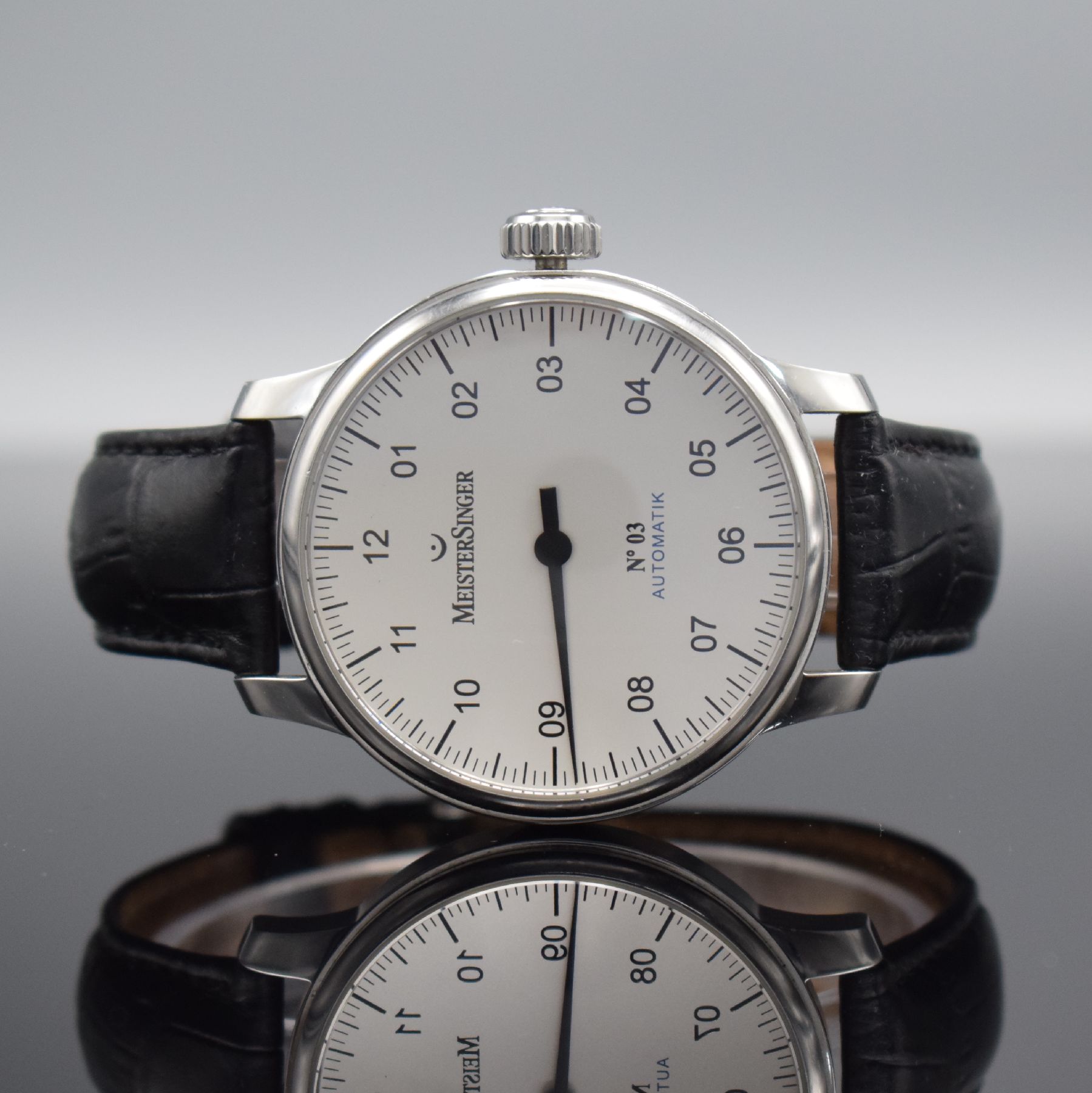 MEISTERSINGER No 3 Herrenarmbanduhr in Stahl Referenz AM901, Schweiz um 2010, Automatik, beids. vergl. Geh., Boden 6-fach verschr., orig. Lederband ...