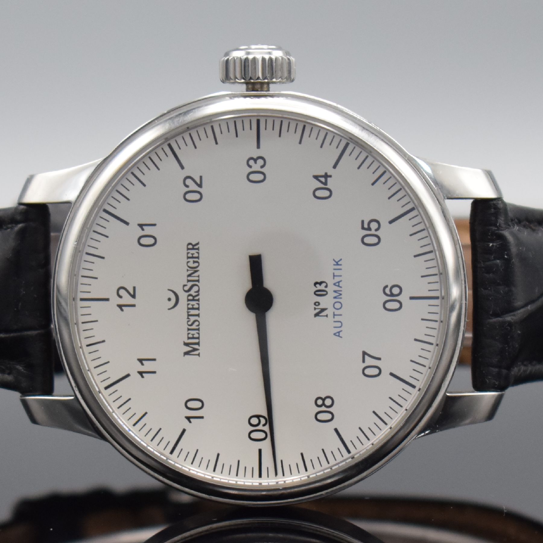 Detail a: MEISTERSINGER No 3 Herrenarmbanduhr in Stahl Referenz AM901, Schweiz um 2010, Automatik, beids. vergl. Geh., Boden 6-fach verschr., orig. Lederband ...