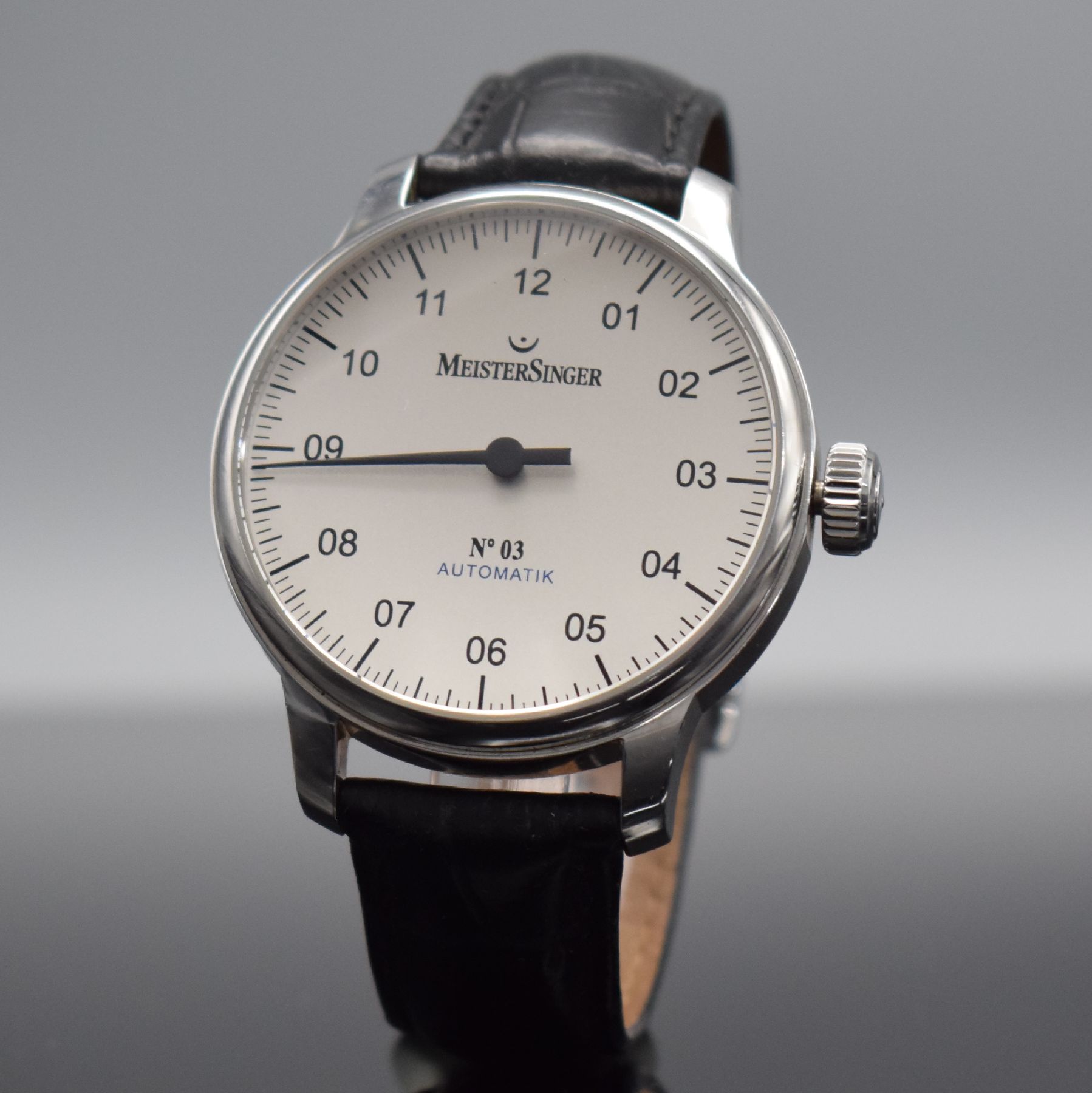 Detail b: MEISTERSINGER No 3 Herrenarmbanduhr in Stahl Referenz AM901, Schweiz um 2010, Automatik, beids. vergl. Geh., Boden 6-fach verschr., orig. Lederband ...