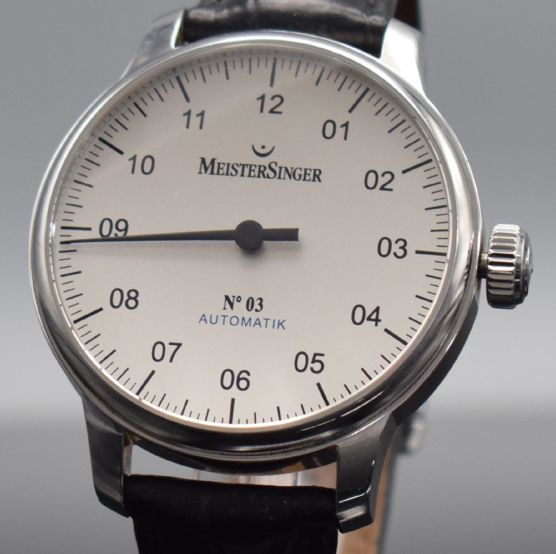 Detail c: MEISTERSINGER No 3 Herrenarmbanduhr in Stahl Referenz AM901, Schweiz um 2010, Automatik, beids. vergl. Geh., Boden 6-fach verschr., orig. Lederband ...