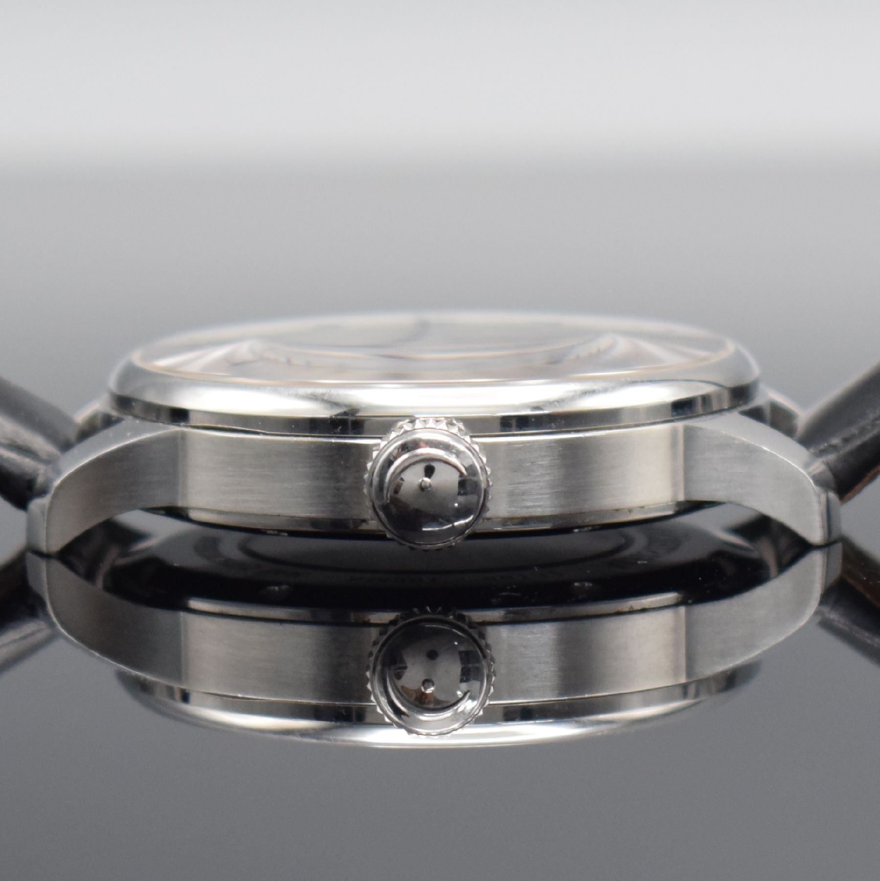 Detail d: MEISTERSINGER No 3 Herrenarmbanduhr in Stahl Referenz AM901, Schweiz um 2010, Automatik, beids. vergl. Geh., Boden 6-fach verschr., orig. Lederband ...