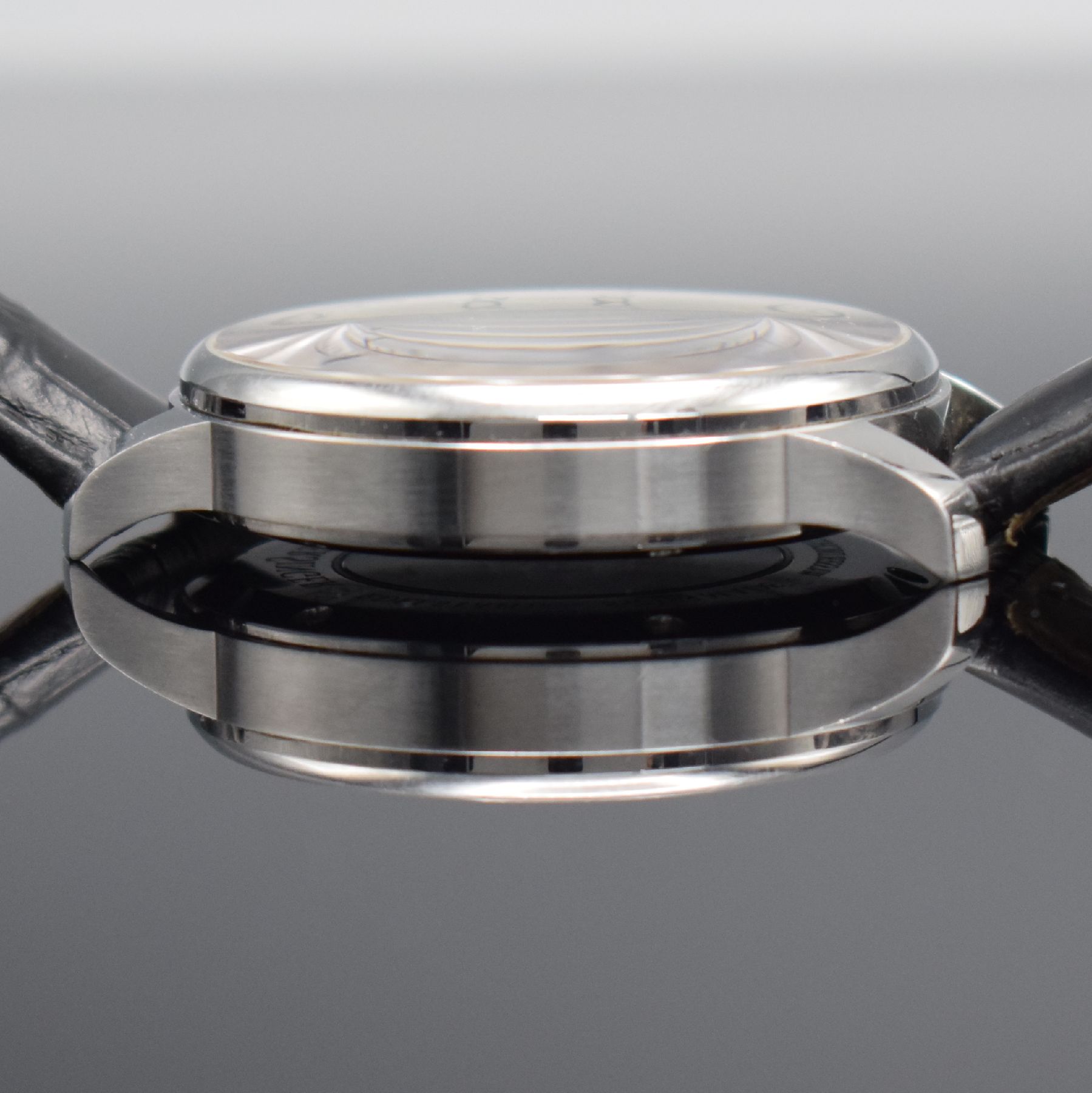 Detail e: MEISTERSINGER No 3 Herrenarmbanduhr in Stahl Referenz AM901, Schweiz um 2010, Automatik, beids. vergl. Geh., Boden 6-fach verschr., orig. Lederband ...