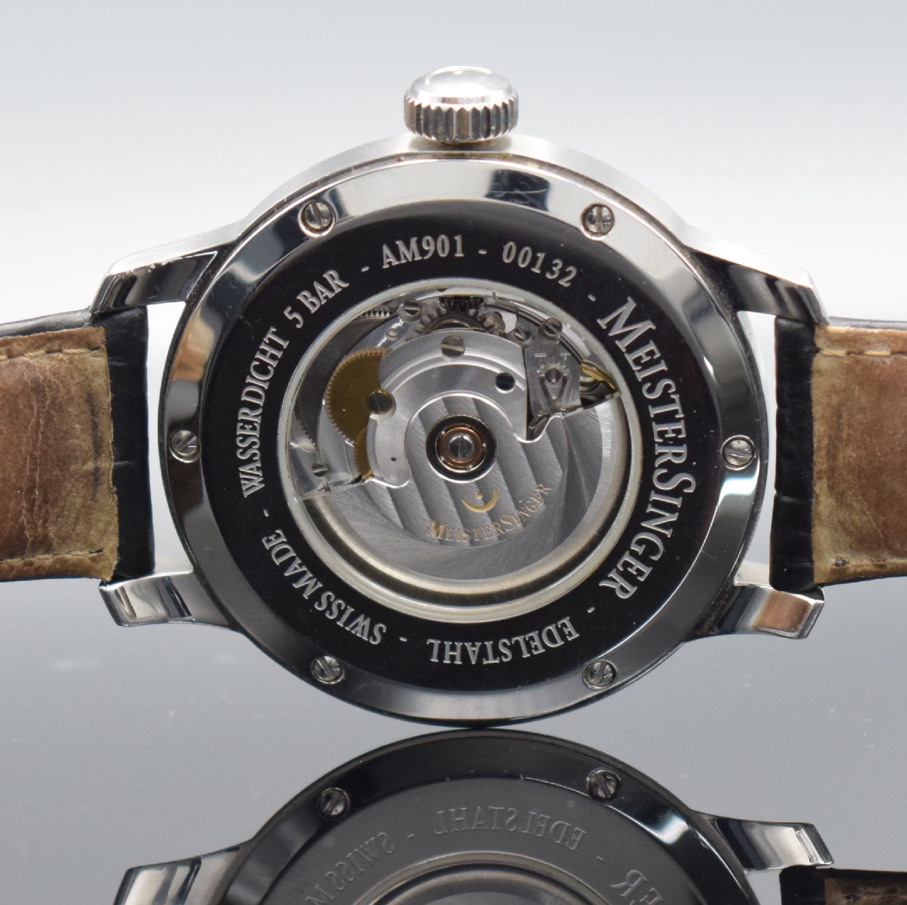 Detail f: MEISTERSINGER No 3 Herrenarmbanduhr in Stahl Referenz AM901, Schweiz um 2010, Automatik, beids. vergl. Geh., Boden 6-fach verschr., orig. Lederband ...