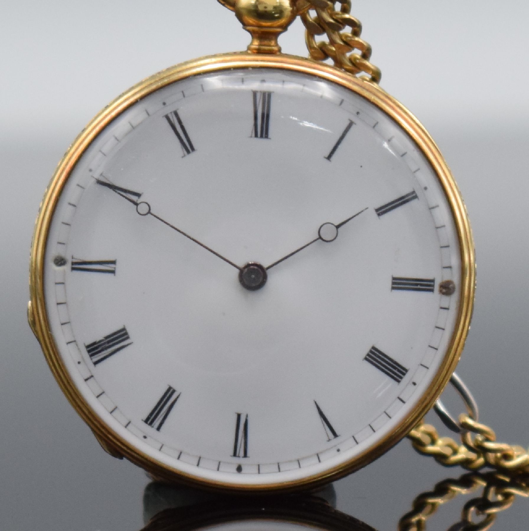 Detail a: PATEK & Cie offene Damentaschenuhr in GG 750/000, Schweiz um 1880, Kette in GG/WG 333/000 später, 2-Deckel-Goldgeh., Rückseite & Rand floral grav., ...