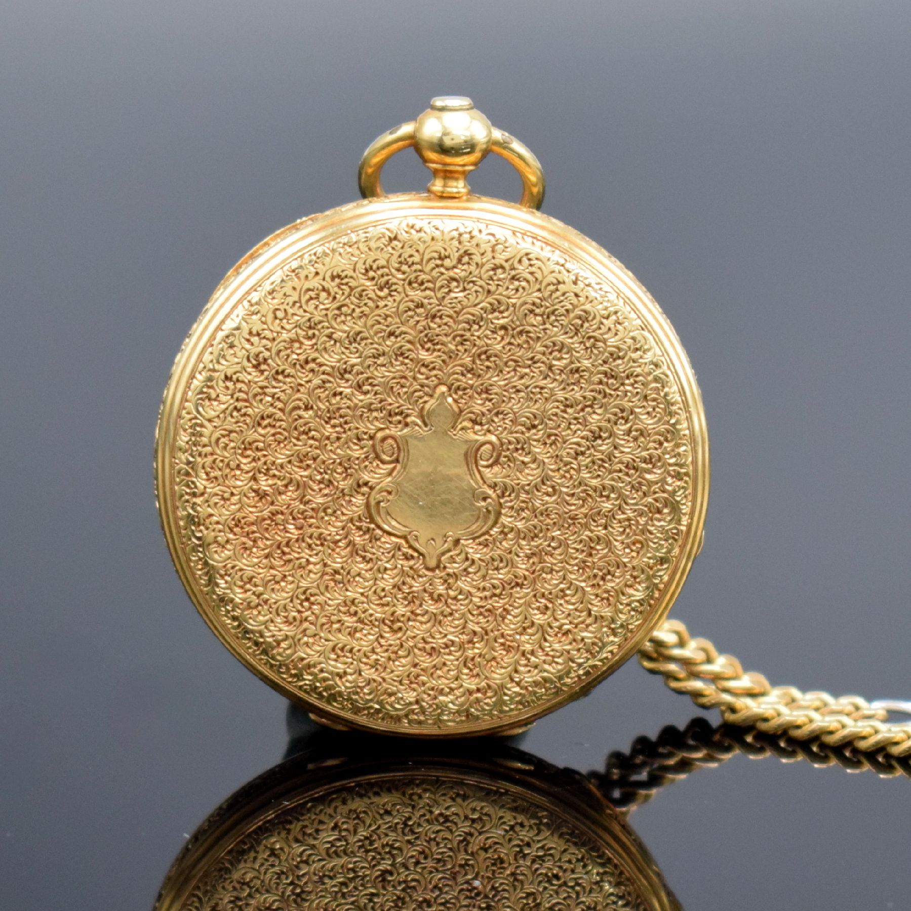Detail d: PATEK & Cie offene Damentaschenuhr in GG 750/000, Schweiz um 1880, Kette in GG/WG 333/000 später, 2-Deckel-Goldgeh., Rückseite & Rand floral grav., ...