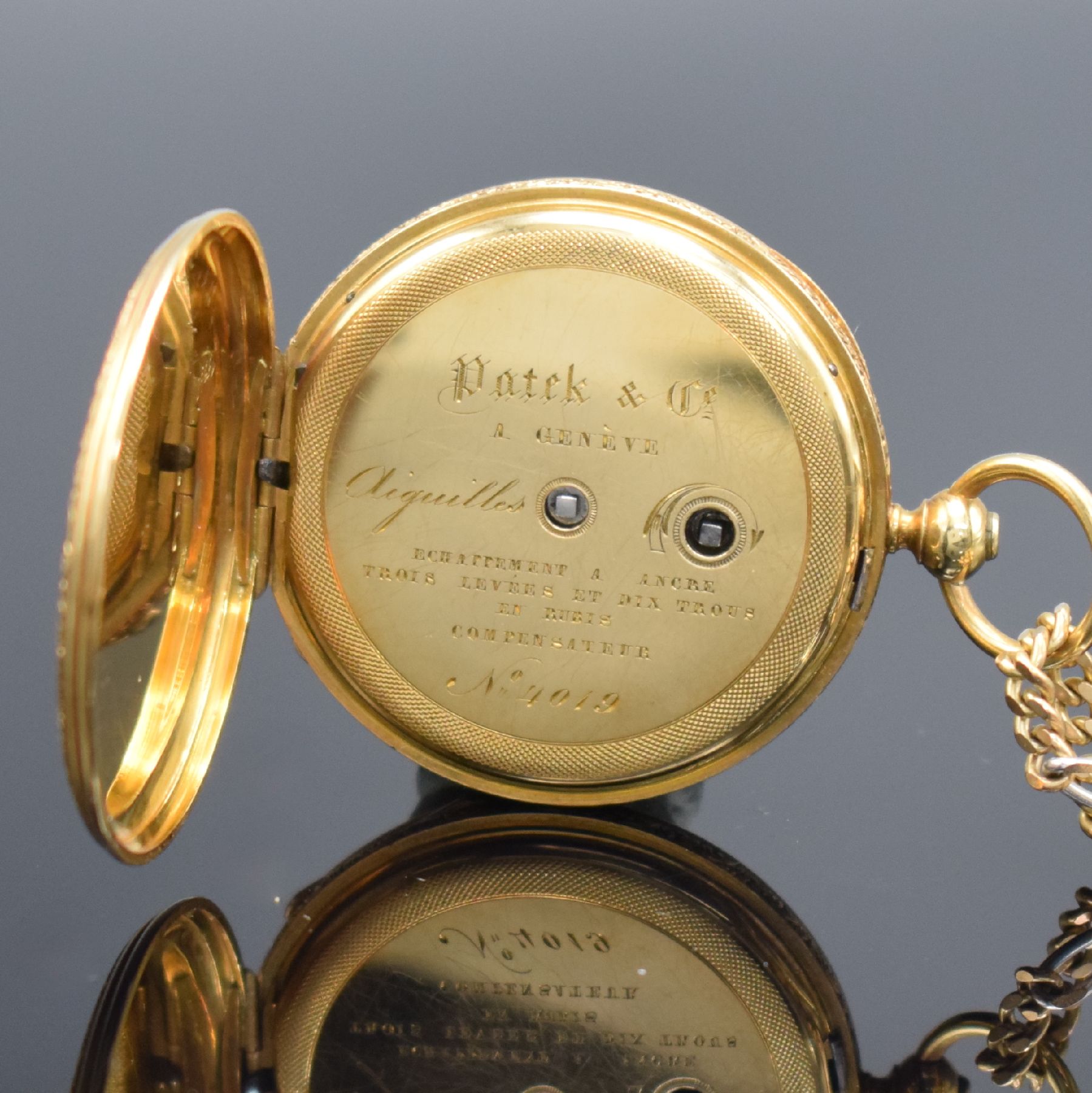 Detail e: PATEK & Cie offene Damentaschenuhr in GG 750/000, Schweiz um 1880, Kette in GG/WG 333/000 später, 2-Deckel-Goldgeh., Rückseite & Rand floral grav., ...