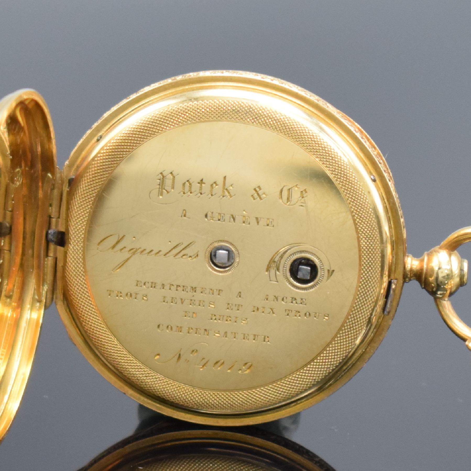 Detail f: PATEK & Cie offene Damentaschenuhr in GG 750/000, Schweiz um 1880, Kette in GG/WG 333/000 später, 2-Deckel-Goldgeh., Rückseite & Rand floral grav., ...