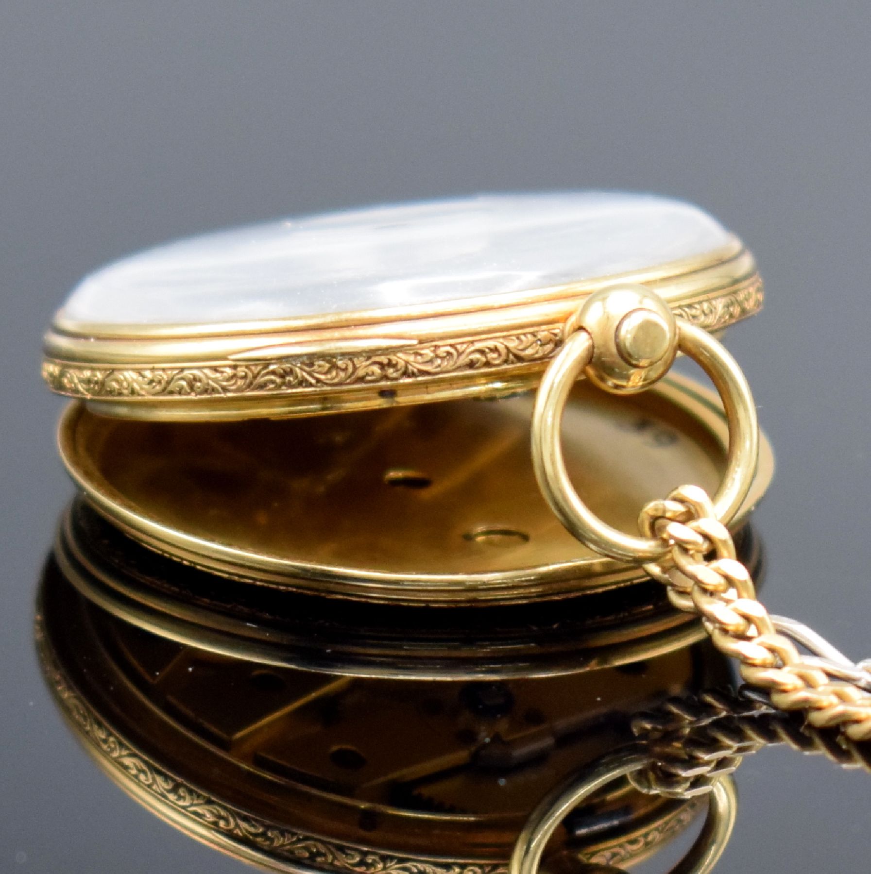 Detail i: PATEK & Cie offene Damentaschenuhr in GG 750/000, Schweiz um 1880, Kette in GG/WG 333/000 später, 2-Deckel-Goldgeh., Rückseite & Rand floral grav., ...