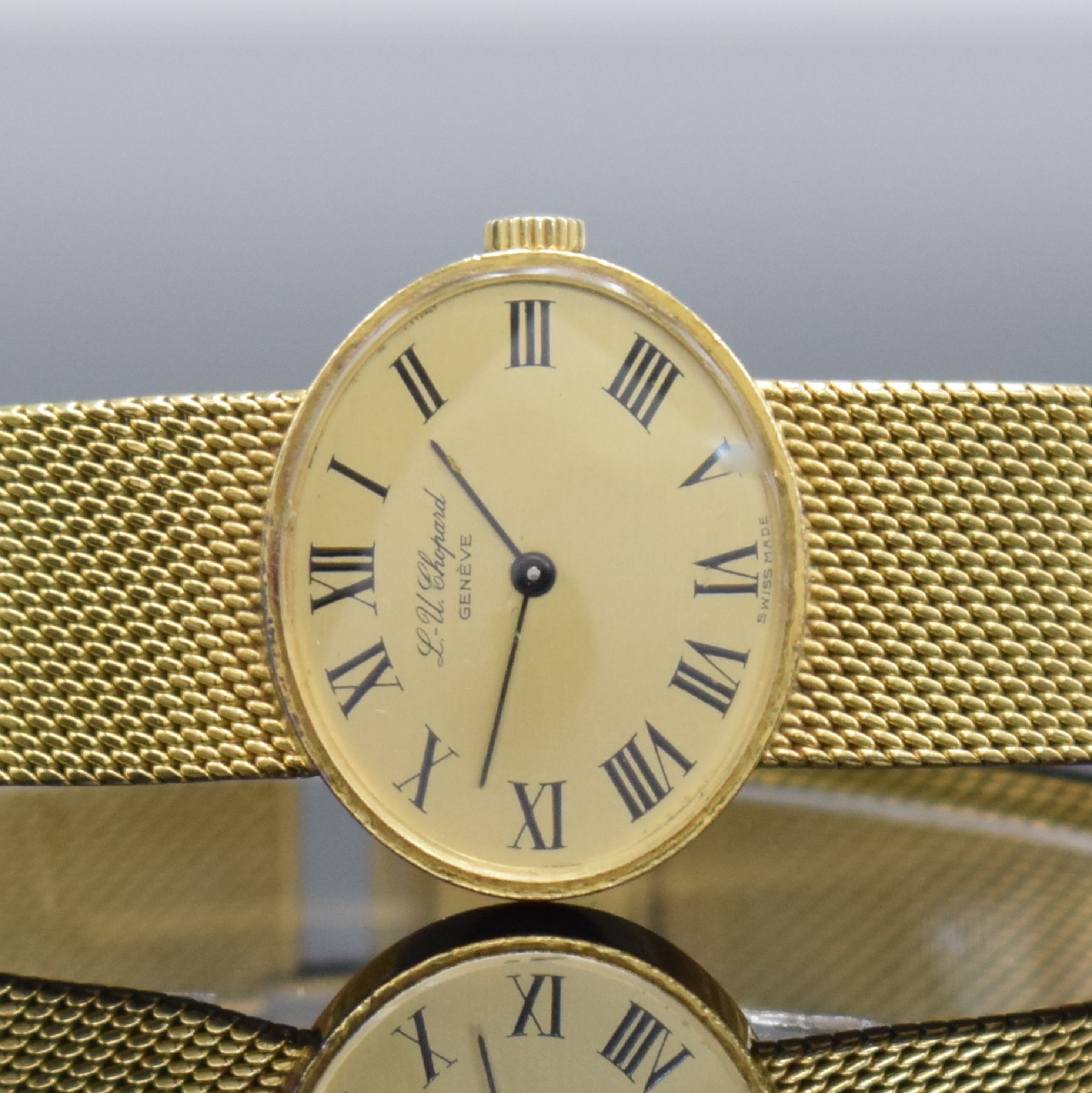 Detail a: CHOPARD Damenarmbanduhr in GG 750/000, Handaufzug, Schweiz um 1975, 2-teil. Geh., Boden aufgedr., Milanaiseband, verg. Zifferbl. m. röm. Std. l. ...