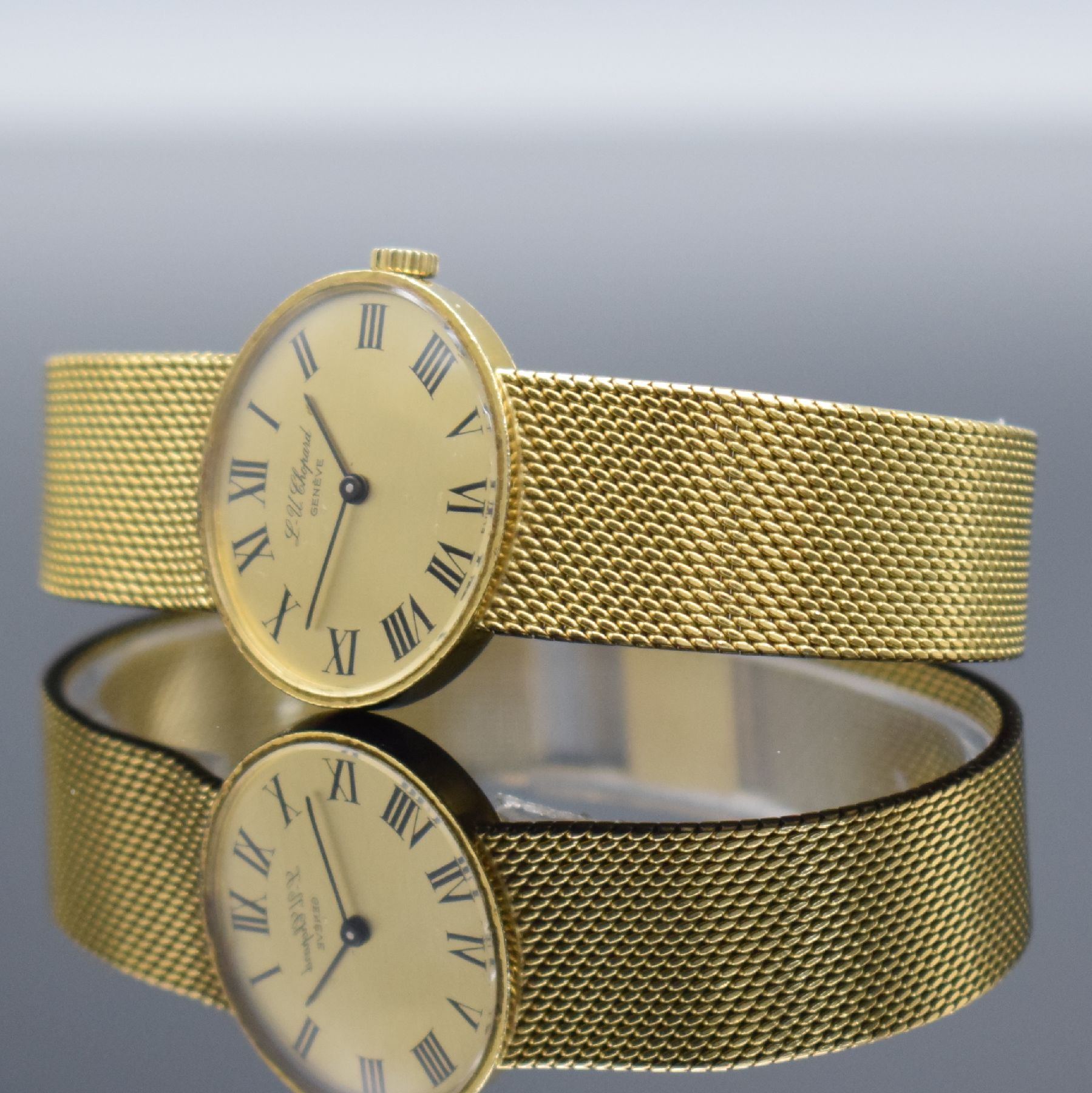Detail d: CHOPARD Damenarmbanduhr in GG 750/000, Handaufzug, Schweiz um 1975, 2-teil. Geh., Boden aufgedr., Milanaiseband, verg. Zifferbl. m. röm. Std. l. ...