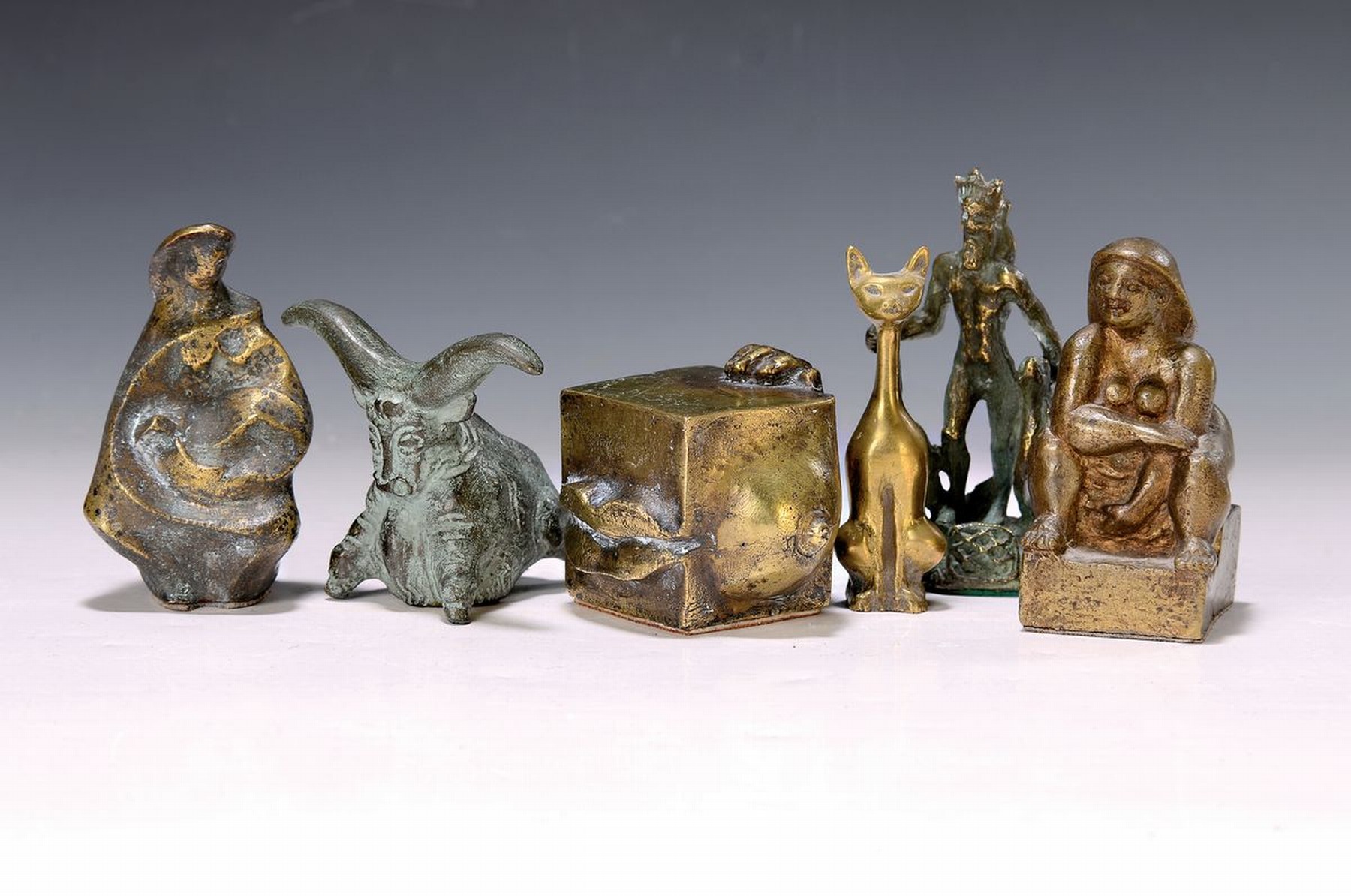 Tao Sigulda Janaina, 1914 Riga - 2006 Jundiai, war ein in Brasilien lebender Künstler, hier sechs verschiedene Kleinbronzen, u.a. Katze, Stier, ...