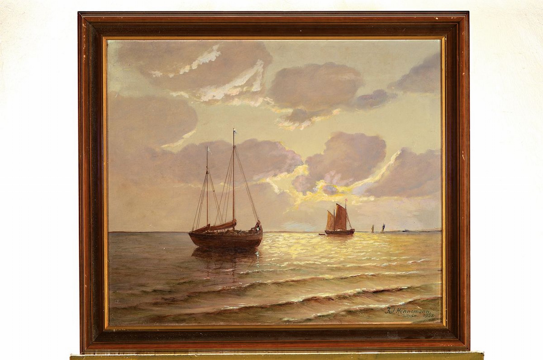 Detail k: Julius Hennemann, Künstler des 20.Jh., maritime Landschaft: ruhige See mit zwei Zweimastern, rechts unten signiert u. datiert Wiesbaden 1952, ...