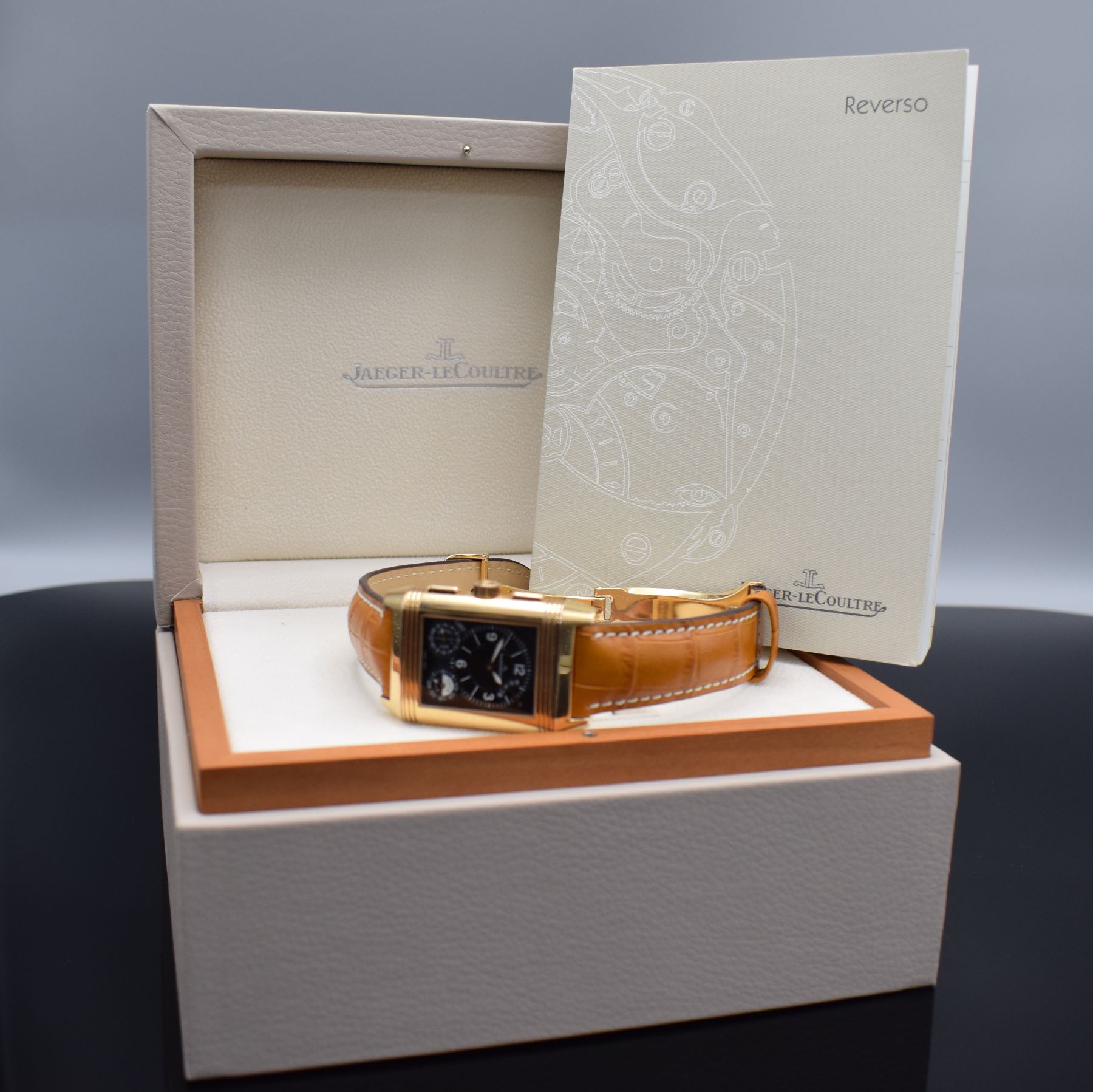 Detail m: Jaeger-LeCoultre Herrenarmbanduhr Reverso Grande GMT in Rosegold 750/000 Referenz Q3022420 / 240.218, Handaufzug, beids. vergl., um 180 Grad drehb. ...