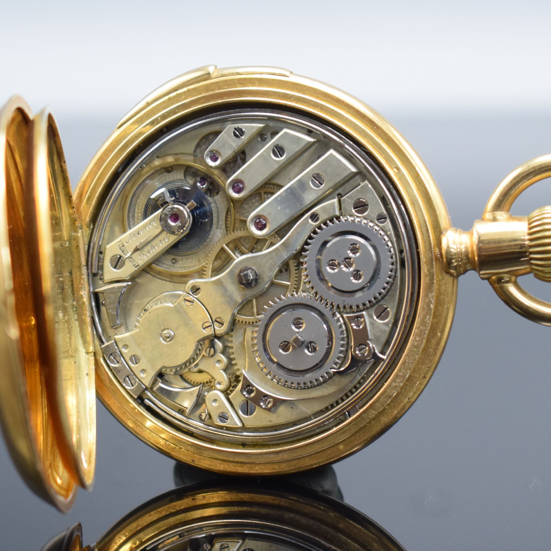 Detail e: Savonette mit 1/4-Std.-Repetition in GG 750/000, Schweiz um 1900, 3-Deckel Goldgehäuse, Emailzifferbl. m. römischen Zahlen, gebl. Zeiger, feines ...