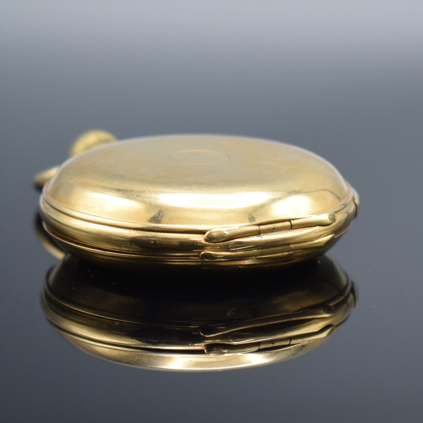 Detail i: Savonette mit 1/4-Std.-Repetition in GG 750/000, Schweiz um 1900, 3-Deckel Goldgehäuse, Emailzifferbl. m. römischen Zahlen, gebl. Zeiger, feines ...