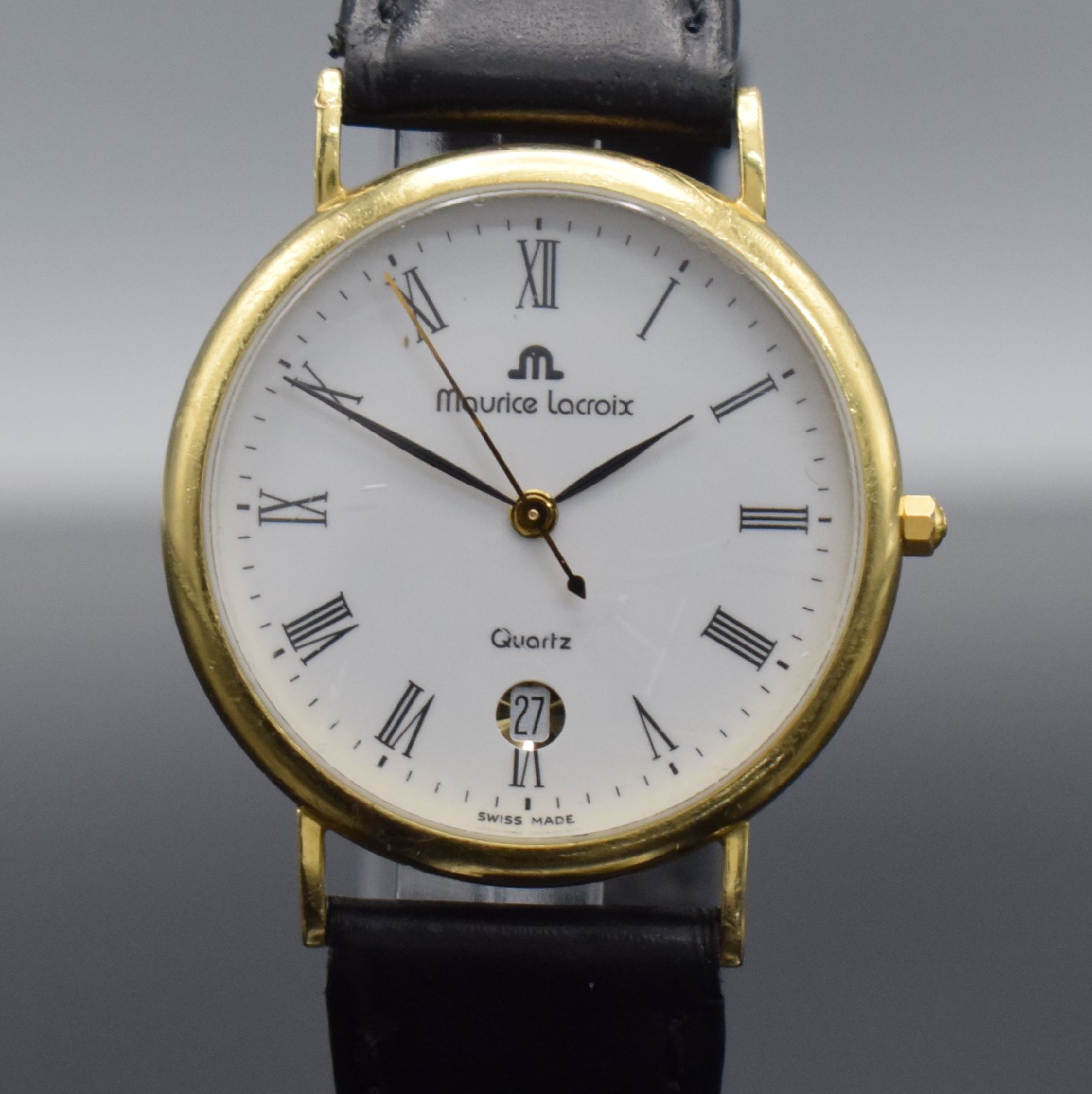 Detail d: MAURICE LACROIX Armbanduhr in GG 750/000, Schweiz um 2000, quarz, 2-teil. Geh., Boden aufgedr., weißes Zifferbl. m. röm. Zahlen, Datum, D. ca. 34 ...