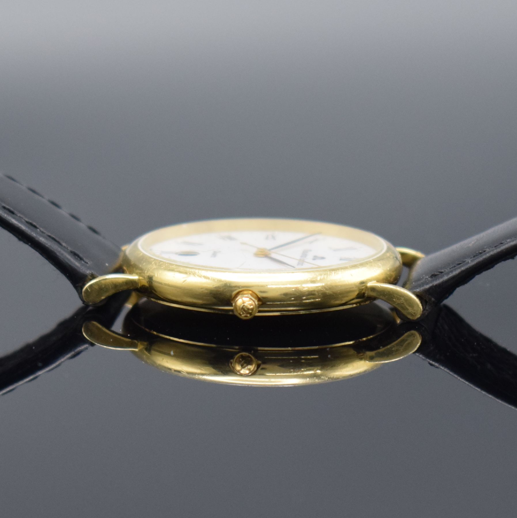 Detail e: MAURICE LACROIX Armbanduhr in GG 750/000, Schweiz um 2000, quarz, 2-teil. Geh., Boden aufgedr., weißes Zifferbl. m. röm. Zahlen, Datum, D. ca. 34 ...