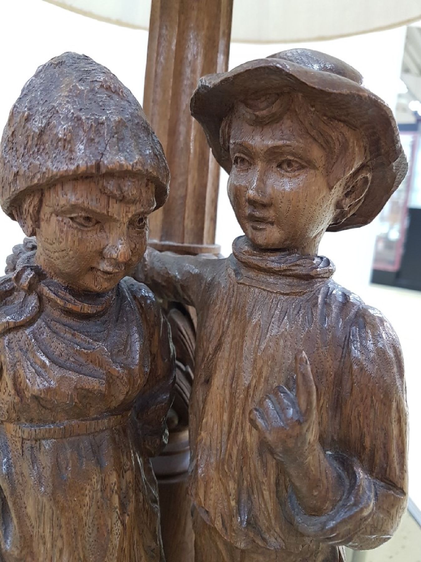 Detail a: Tischlampe, deutsch, um 1915, Eiche massiv, Kinderpaar, Junge und Mädchen, zwei Brennstellen, Funktion bzw. Elektr. nicht geprüft, H. ca. 80 cm