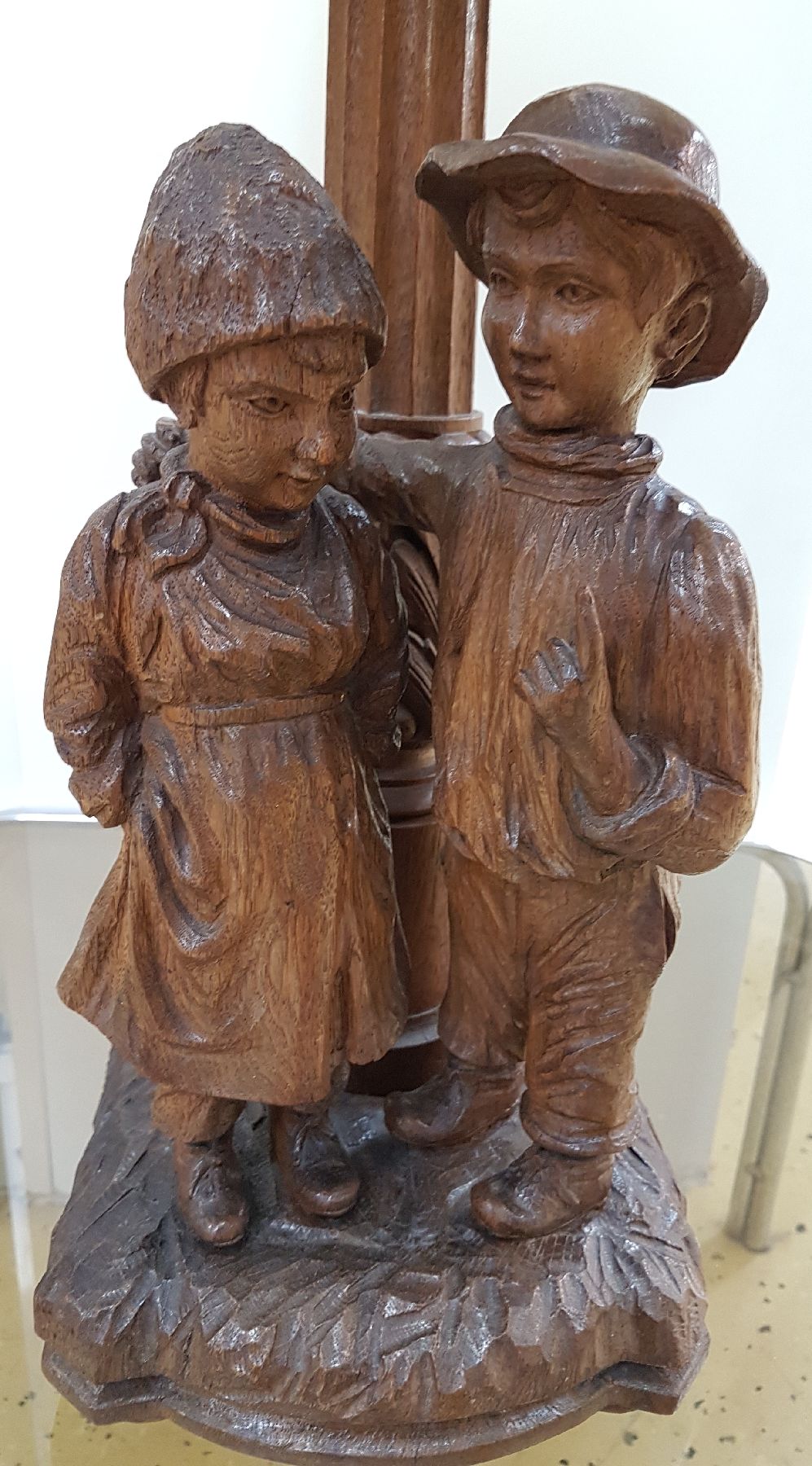 Detail b: Tischlampe, deutsch, um 1915, Eiche massiv, Kinderpaar, Junge und Mädchen, zwei Brennstellen, Funktion bzw. Elektr. nicht geprüft, H. ca. 80 cm