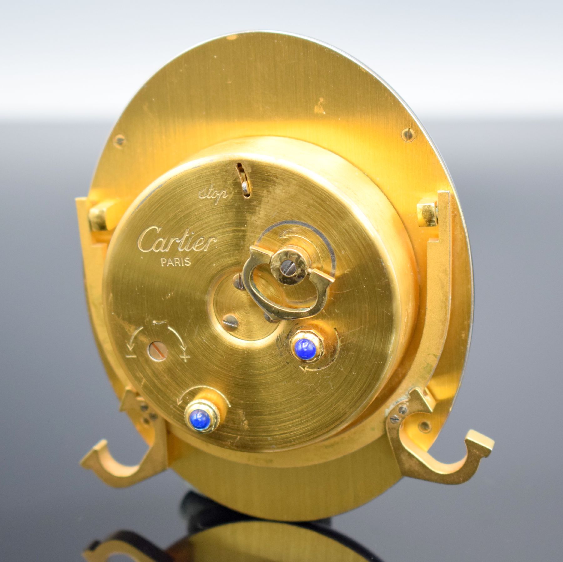 Detail e: CARTIER Paris Tischwecker Baignoire Referenz 7509, Schweiz 1980er Jahre, Handaufzug, verg. Messinggeh. z. T. schwarz lackiert, Lack. teils besch., ...