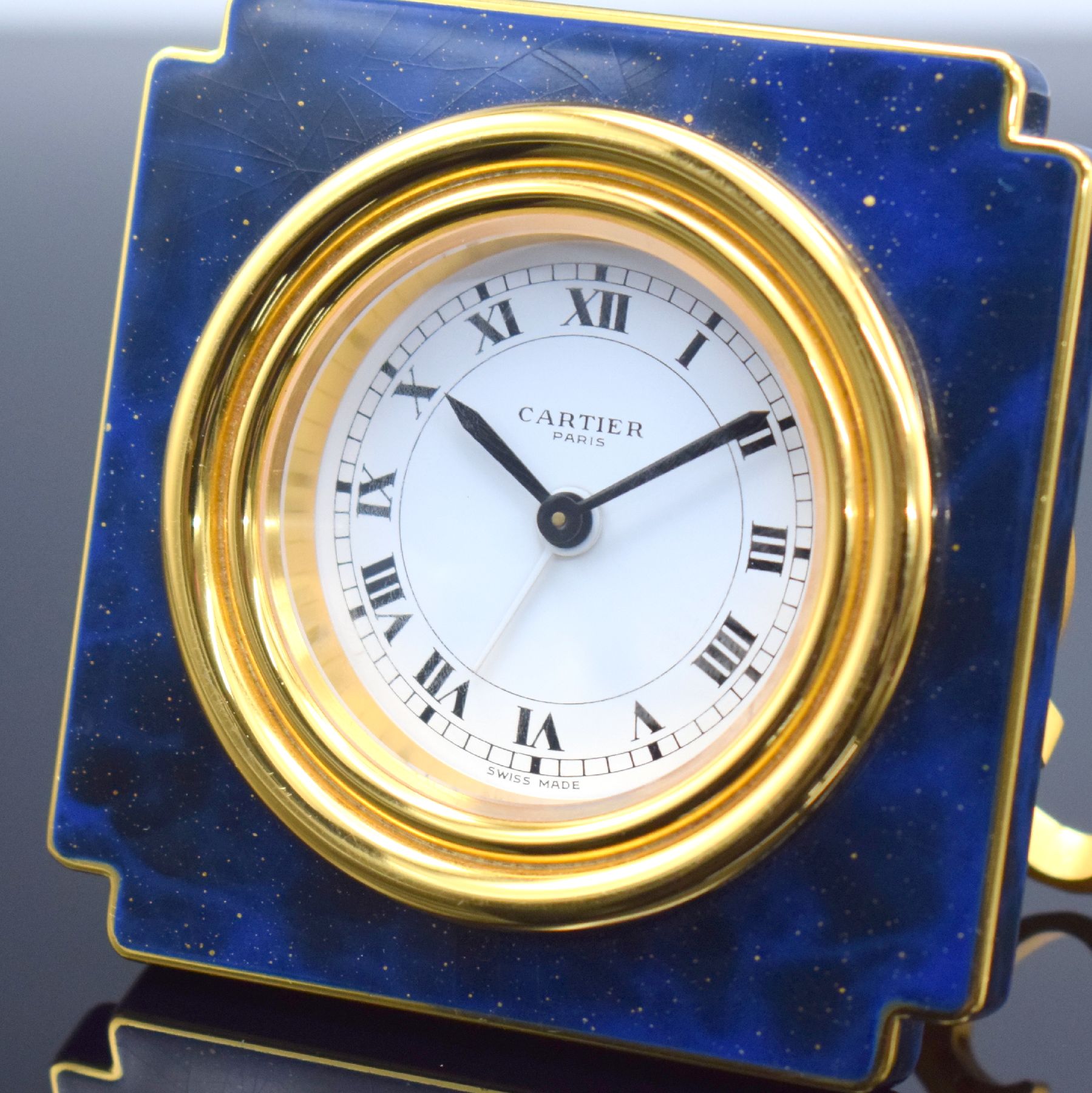 Detail a: CARTIER Paris Tischwecker Referenz 7512, Schweiz um 1970, Handaufzug, verg. Metallgeh. teils lackiert, Lackierung riss., emailfarb. Zifferbl. m. ...