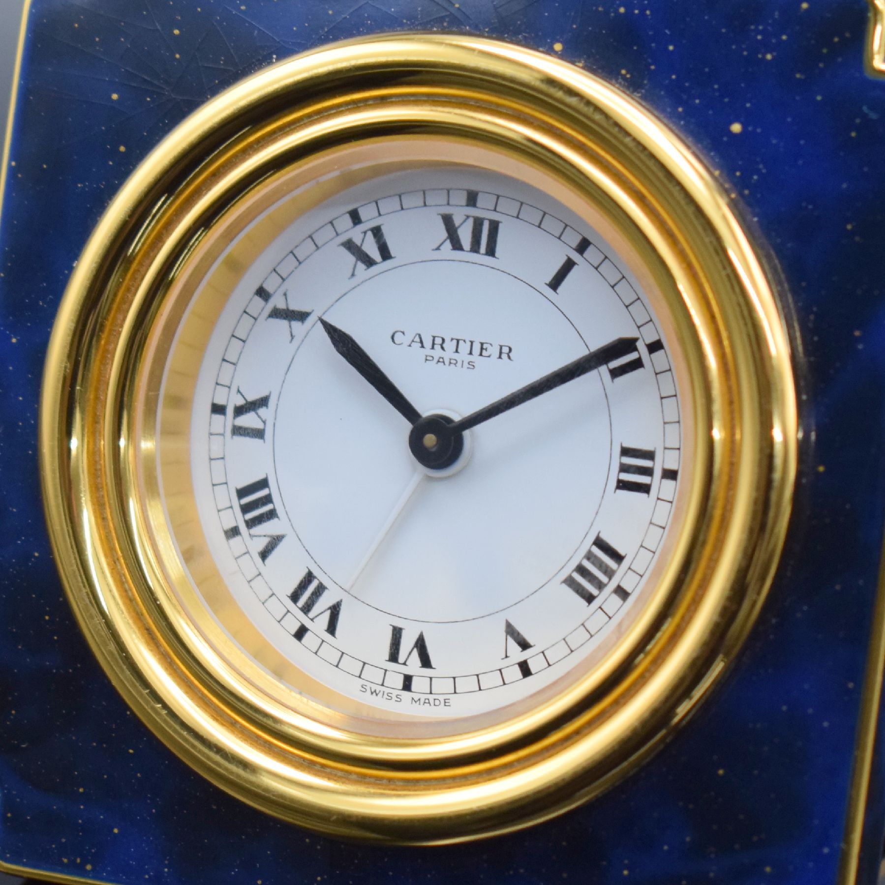 Detail b: CARTIER Paris Tischwecker Referenz 7512, Schweiz um 1970, Handaufzug, verg. Metallgeh. teils lackiert, Lackierung riss., emailfarb. Zifferbl. m. ...