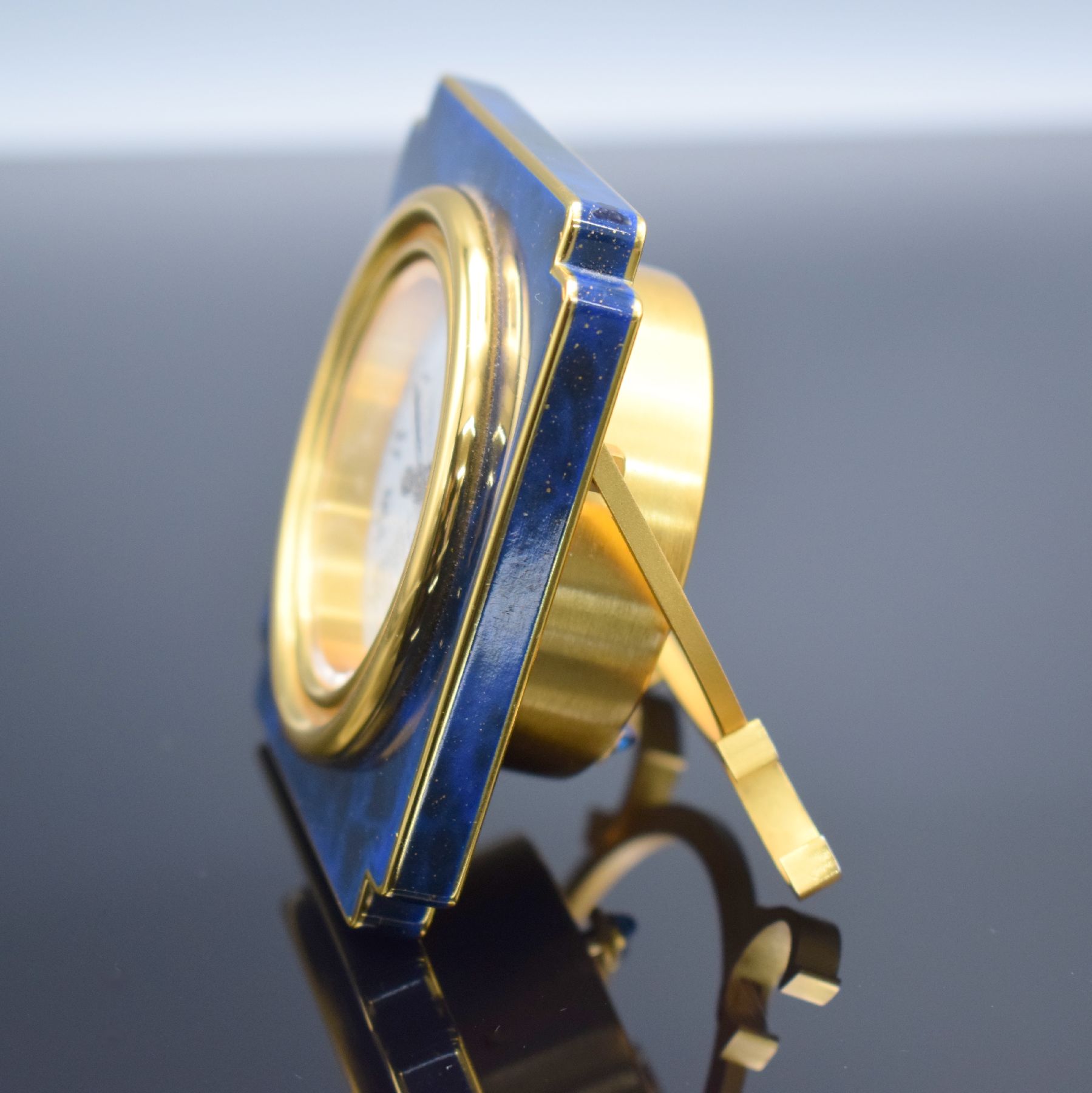 Detail c: CARTIER Paris Tischwecker Referenz 7512, Schweiz um 1970, Handaufzug, verg. Metallgeh. teils lackiert, Lackierung riss., emailfarb. Zifferbl. m. ...