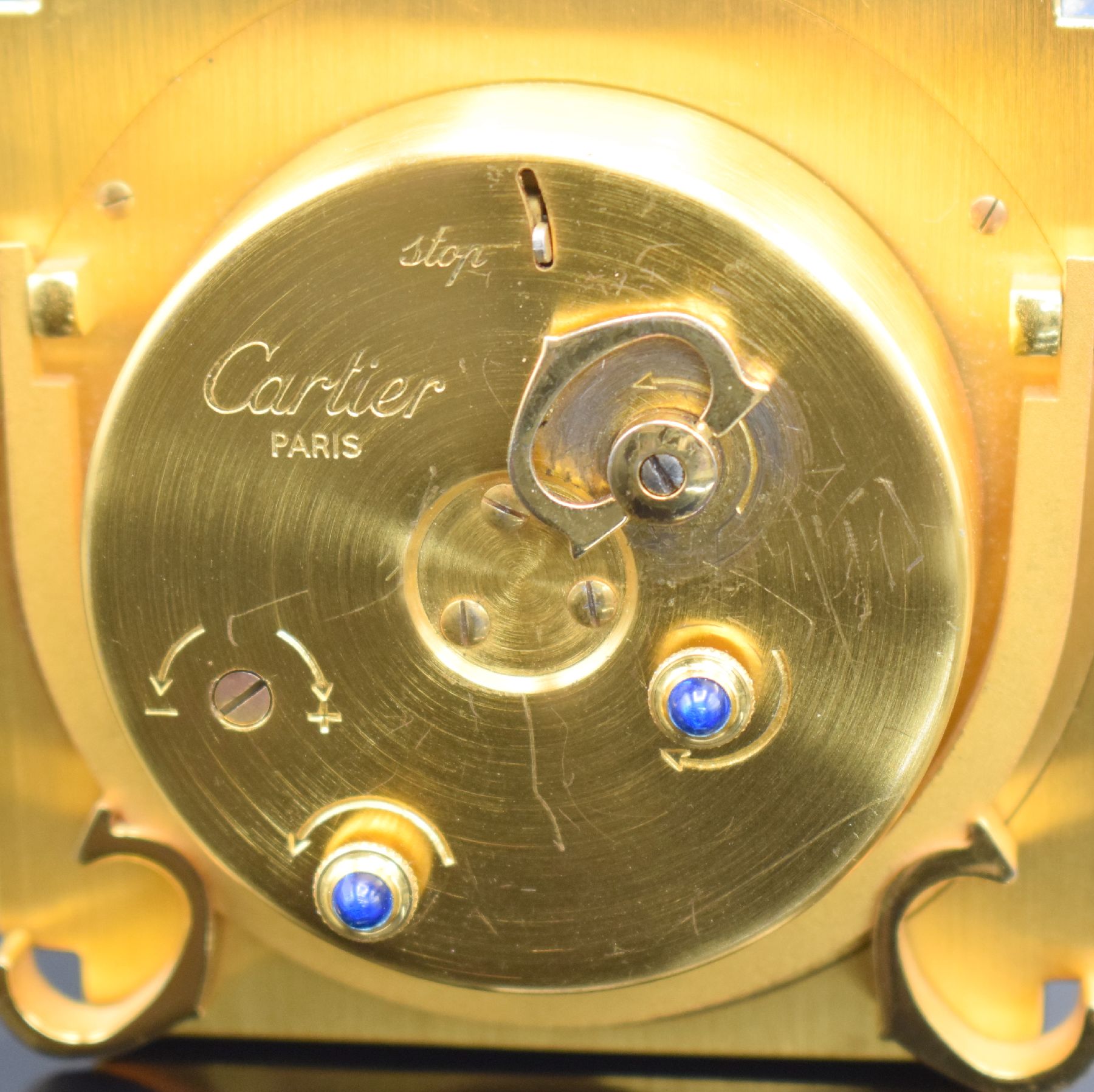 Detail e: CARTIER Paris Tischwecker Referenz 7512, Schweiz um 1970, Handaufzug, verg. Metallgeh. teils lackiert, Lackierung riss., emailfarb. Zifferbl. m. ...