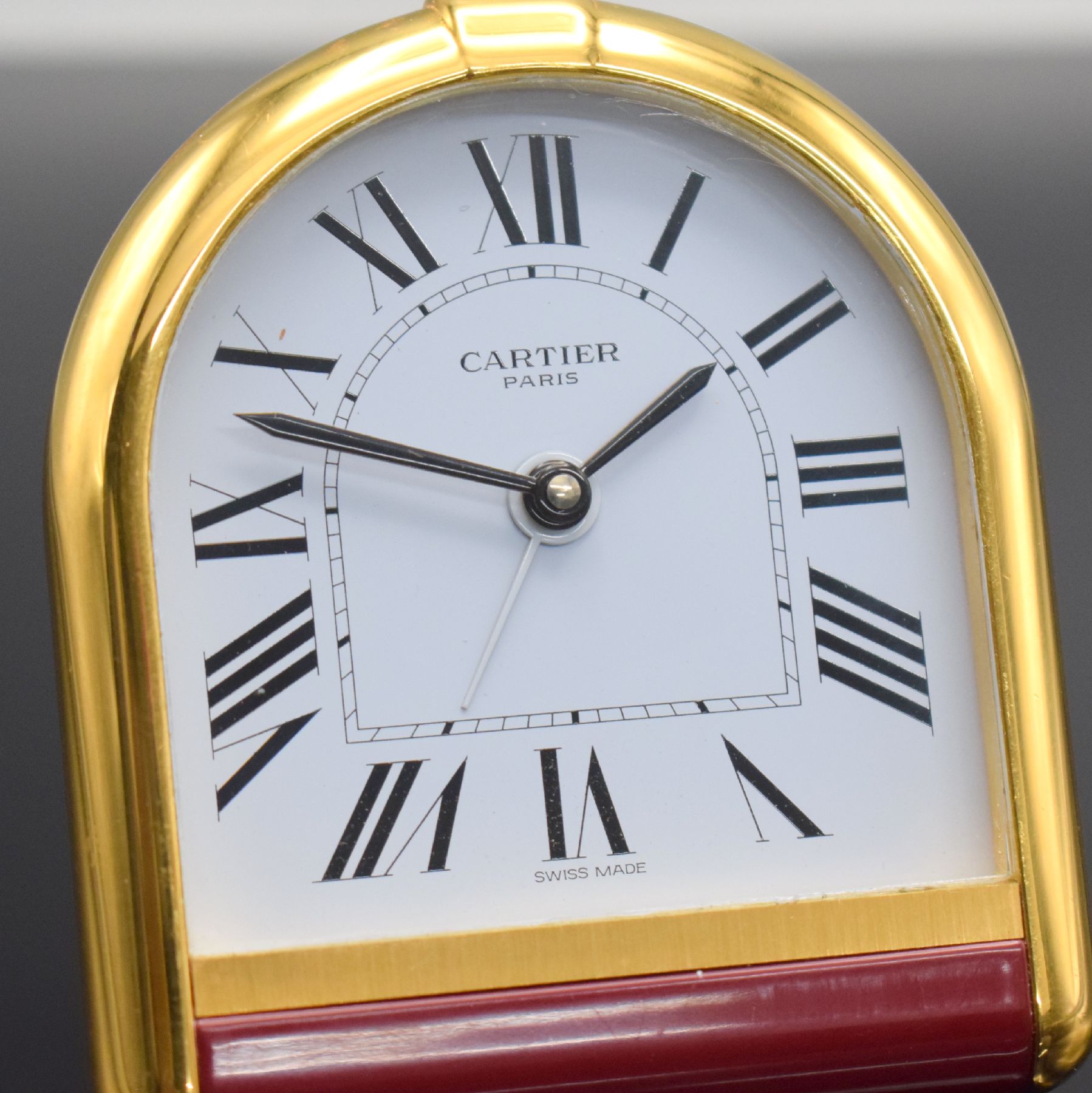 Detail a: CARTIER Paris Tischwecker, Schweiz 1980er Jahre, quarz, verg. Messinggeh. teils lackiert, emailfarb. Zifferbl. m. röm. Zahlen, M. ca. 87 x 76 mm, ...