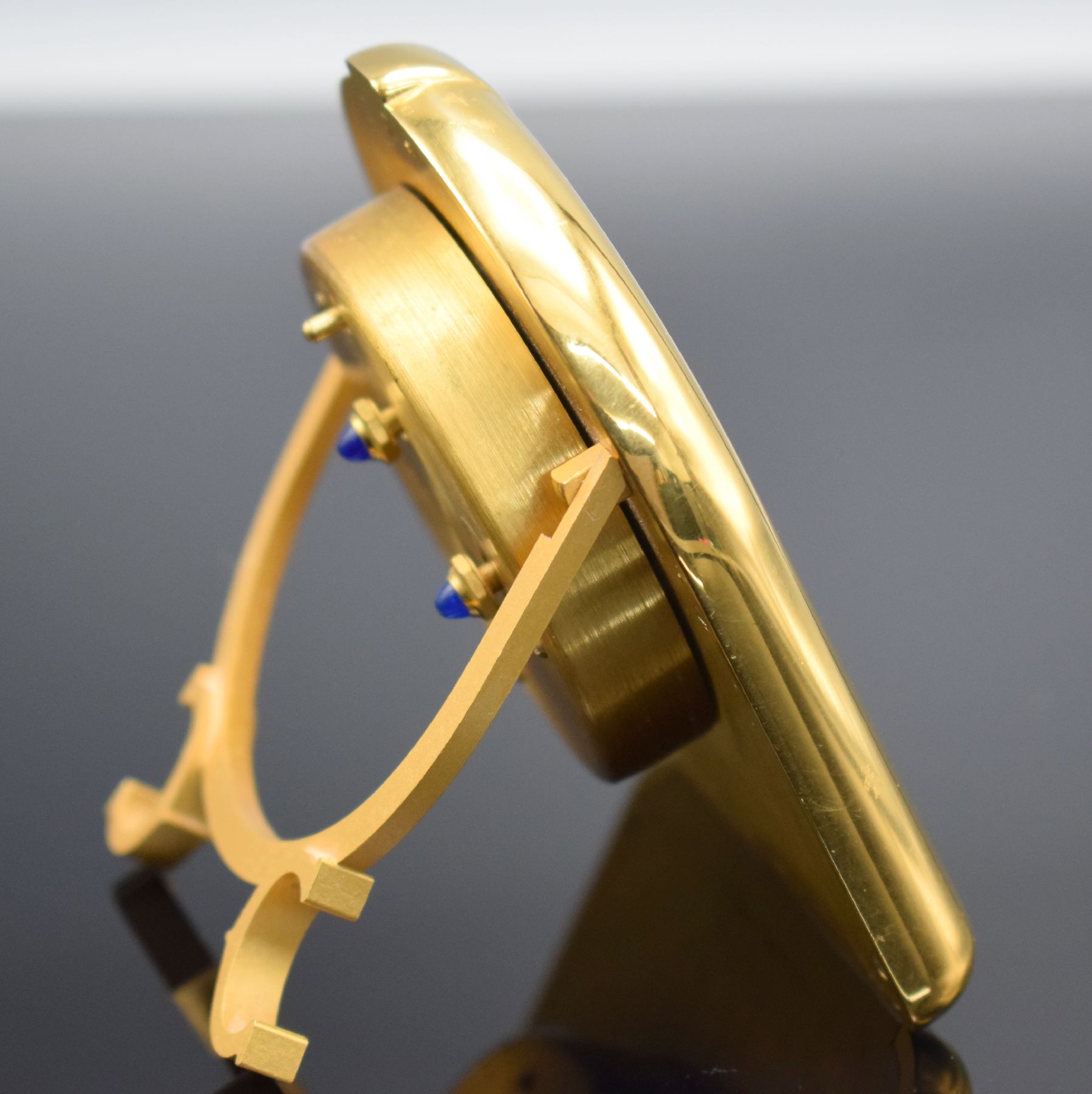 Detail b: CARTIER Paris Tischwecker, Schweiz 1980er Jahre, quarz, verg. Messinggeh. teils lackiert, emailfarb. Zifferbl. m. röm. Zahlen, M. ca. 87 x 76 mm, ...