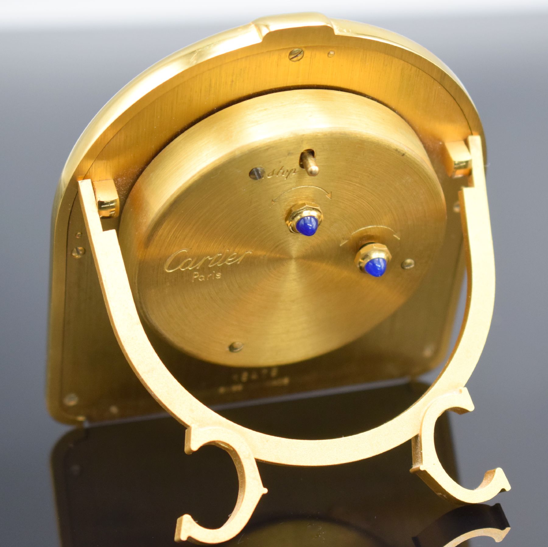Detail c: CARTIER Paris Tischwecker, Schweiz 1980er Jahre, quarz, verg. Messinggeh. teils lackiert, emailfarb. Zifferbl. m. röm. Zahlen, M. ca. 87 x 76 mm, ...