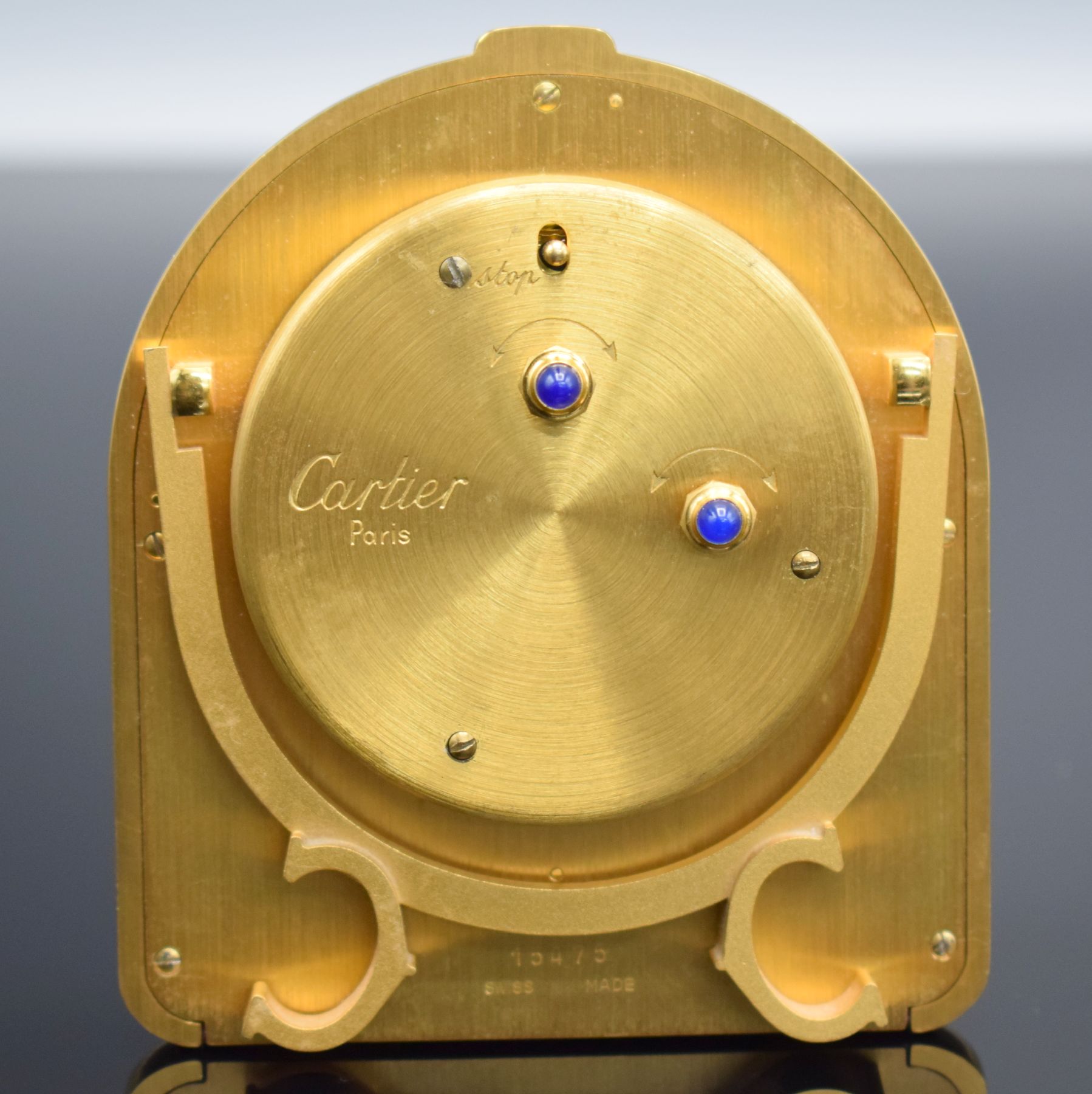 Detail d: CARTIER Paris Tischwecker, Schweiz 1980er Jahre, quarz, verg. Messinggeh. teils lackiert, emailfarb. Zifferbl. m. röm. Zahlen, M. ca. 87 x 76 mm, ...