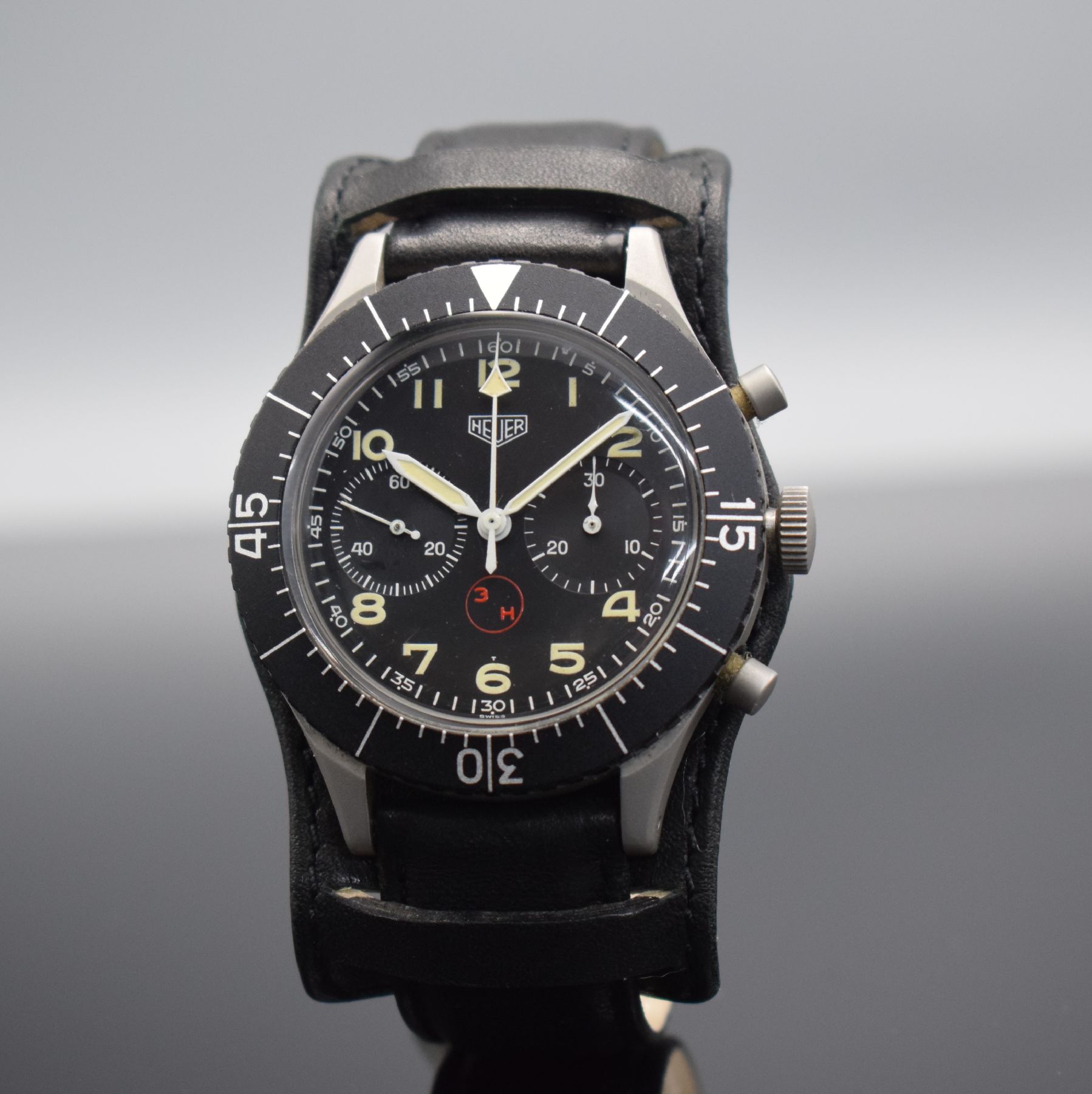 HEUER Flieger-Schaltradchronograph der BUNDESWEHR Versorgungs-Nr. 6645-12-146-3774, Schweiz um 1968, Handaufzug, 4-fach verschr. Monocoque-Geh. in ...