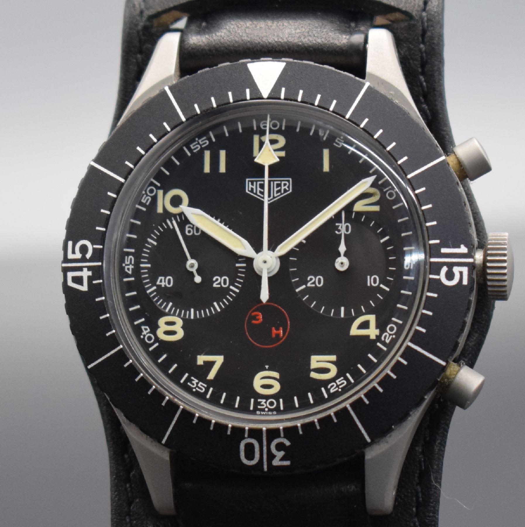 Detail a: HEUER Flieger-Schaltradchronograph der BUNDESWEHR Versorgungs-Nr. 6645-12-146-3774, Schweiz um 1968, Handaufzug, 4-fach verschr. Monocoque-Geh. in ...