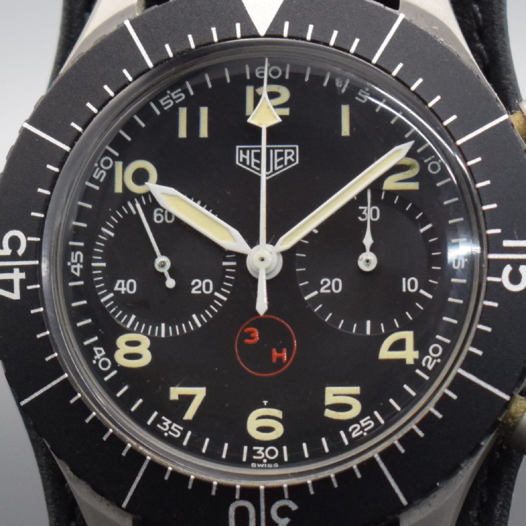 Detail b: HEUER Flieger-Schaltradchronograph der BUNDESWEHR Versorgungs-Nr. 6645-12-146-3774, Schweiz um 1968, Handaufzug, 4-fach verschr. Monocoque-Geh. in ...