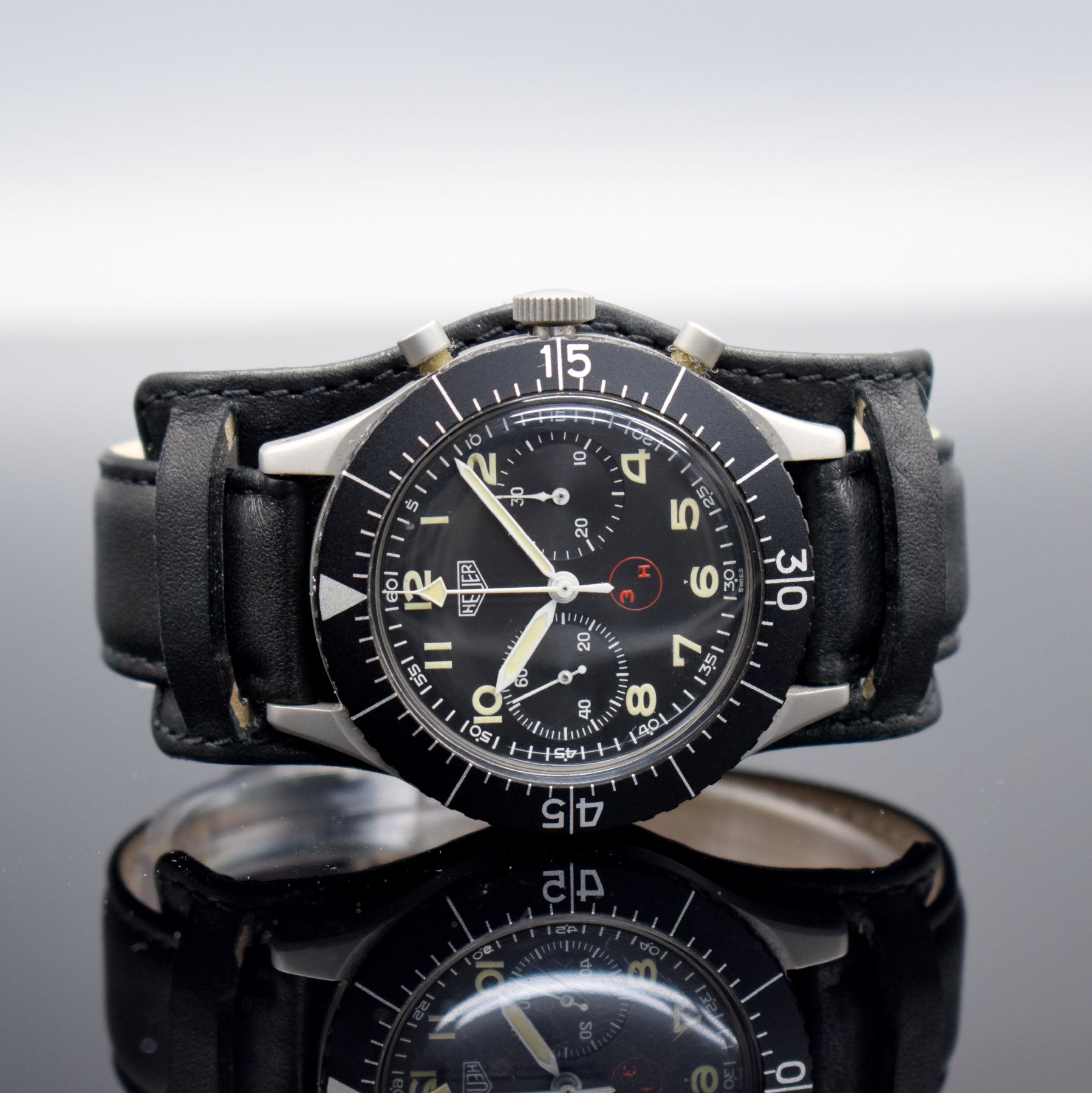 Detail c: HEUER Flieger-Schaltradchronograph der BUNDESWEHR Versorgungs-Nr. 6645-12-146-3774, Schweiz um 1968, Handaufzug, 4-fach verschr. Monocoque-Geh. in ...