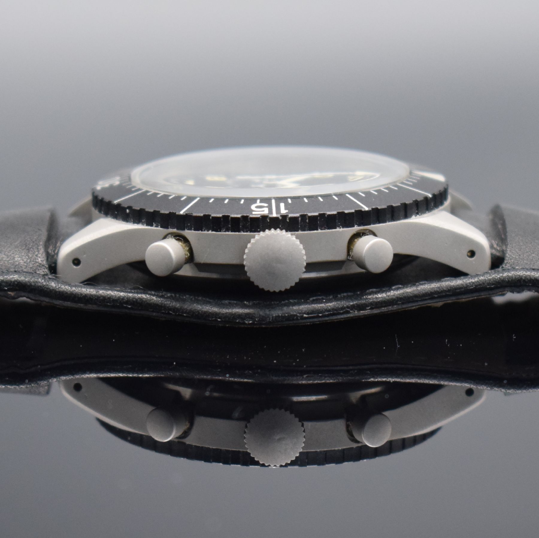 Detail e: HEUER Flieger-Schaltradchronograph der BUNDESWEHR Versorgungs-Nr. 6645-12-146-3774, Schweiz um 1968, Handaufzug, 4-fach verschr. Monocoque-Geh. in ...