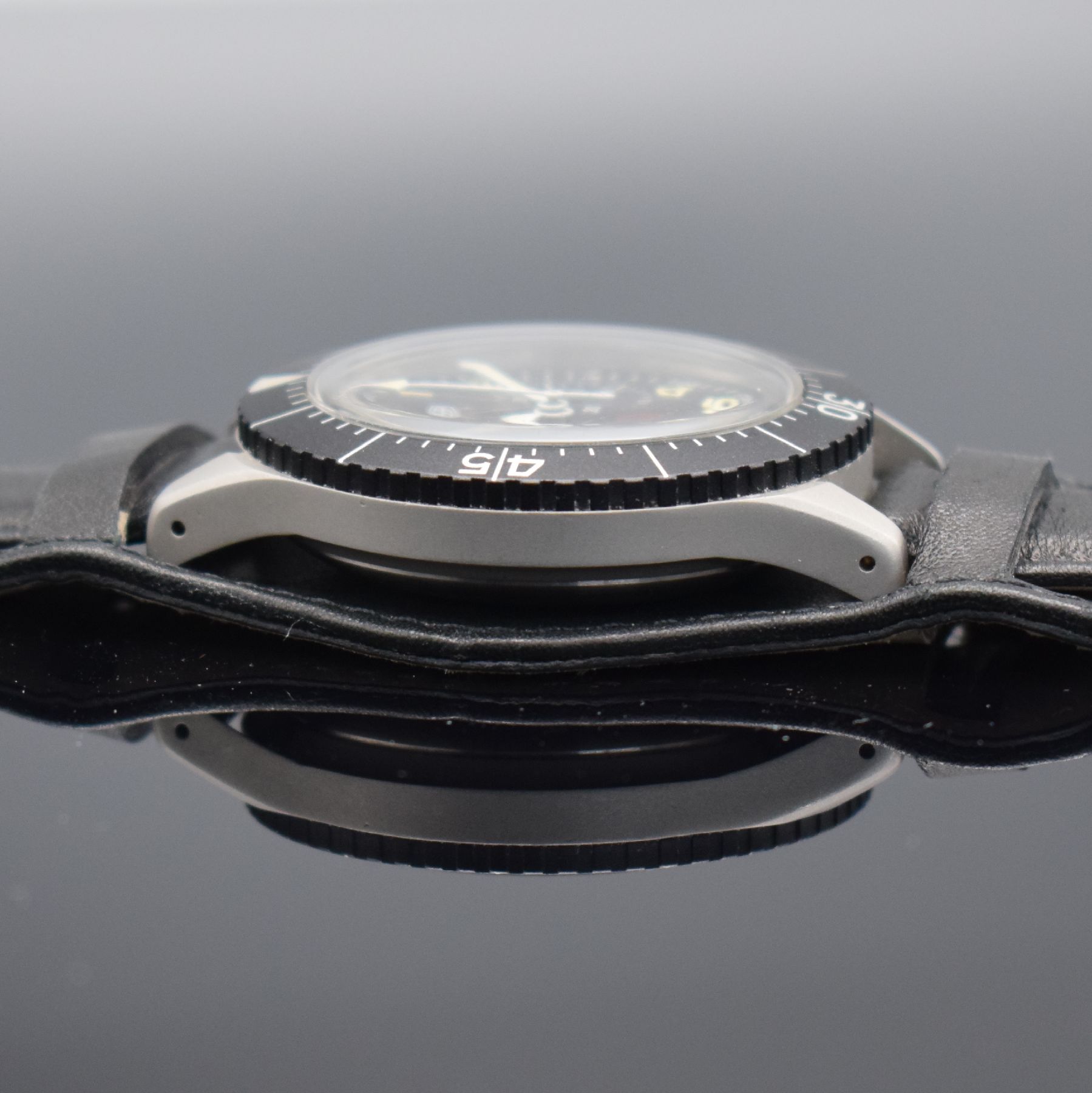 Detail f: HEUER Flieger-Schaltradchronograph der BUNDESWEHR Versorgungs-Nr. 6645-12-146-3774, Schweiz um 1968, Handaufzug, 4-fach verschr. Monocoque-Geh. in ...