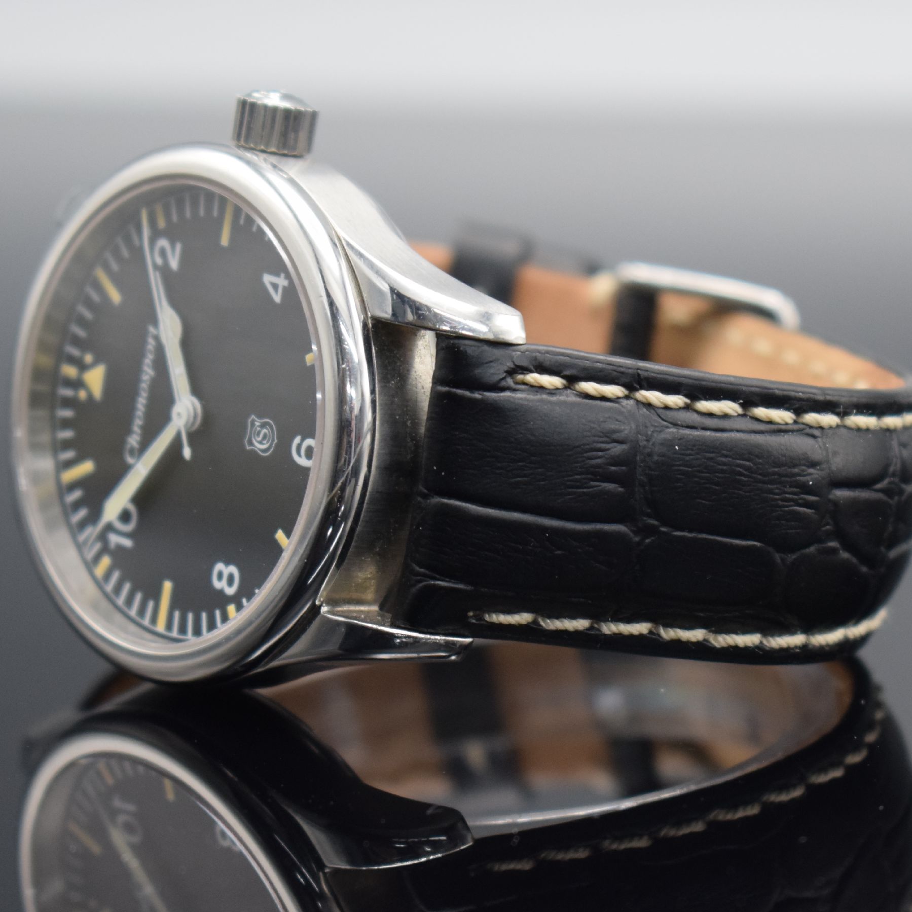 Detail d: CHRONOSPORT Herrenarmbanduhr Referenz 31.HS-01, Handaufzug, Schweiz um 2005, beids. vergl.Edelstahlgeh., Boden verschr., schwarzes Kontrastzifferbl., ...