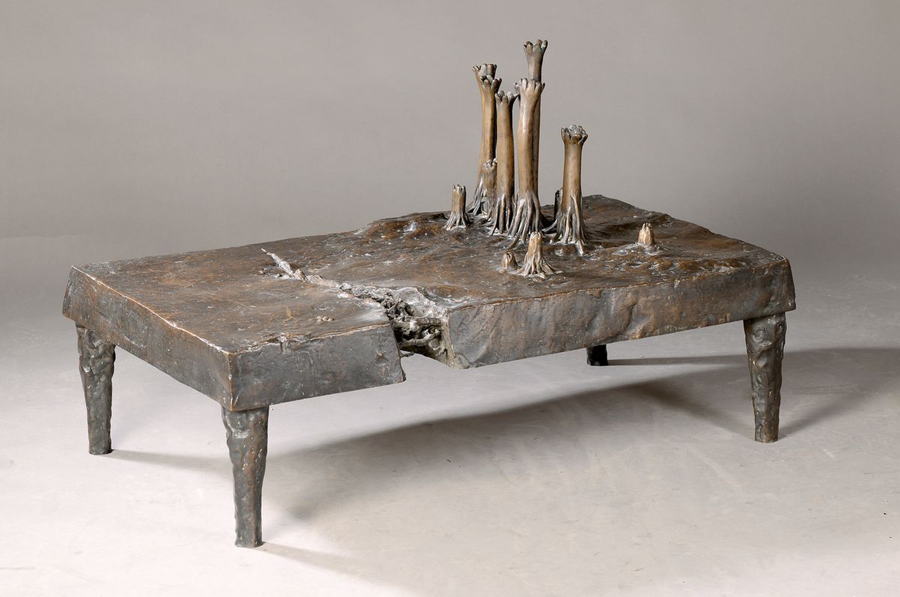 Leo Lionni, 1910-1999, Tavola Bassa, Bronzeskulptur, stilisierte Darstellung von Baumstämmen und Wurzeln, signiert, H. ca. 31 bzw. 64cm, L. ca. ...