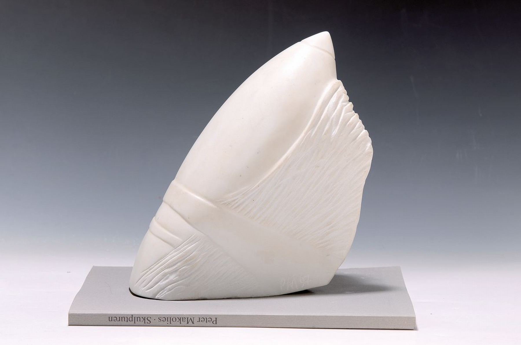 Peter Makolies, geb. 1936 Königsberg, Steinmetzlehre in der Zwingerbauhütte Dresden, Zeichenstudium bei Strawalde, hier: Busenstück, Marmor, ...