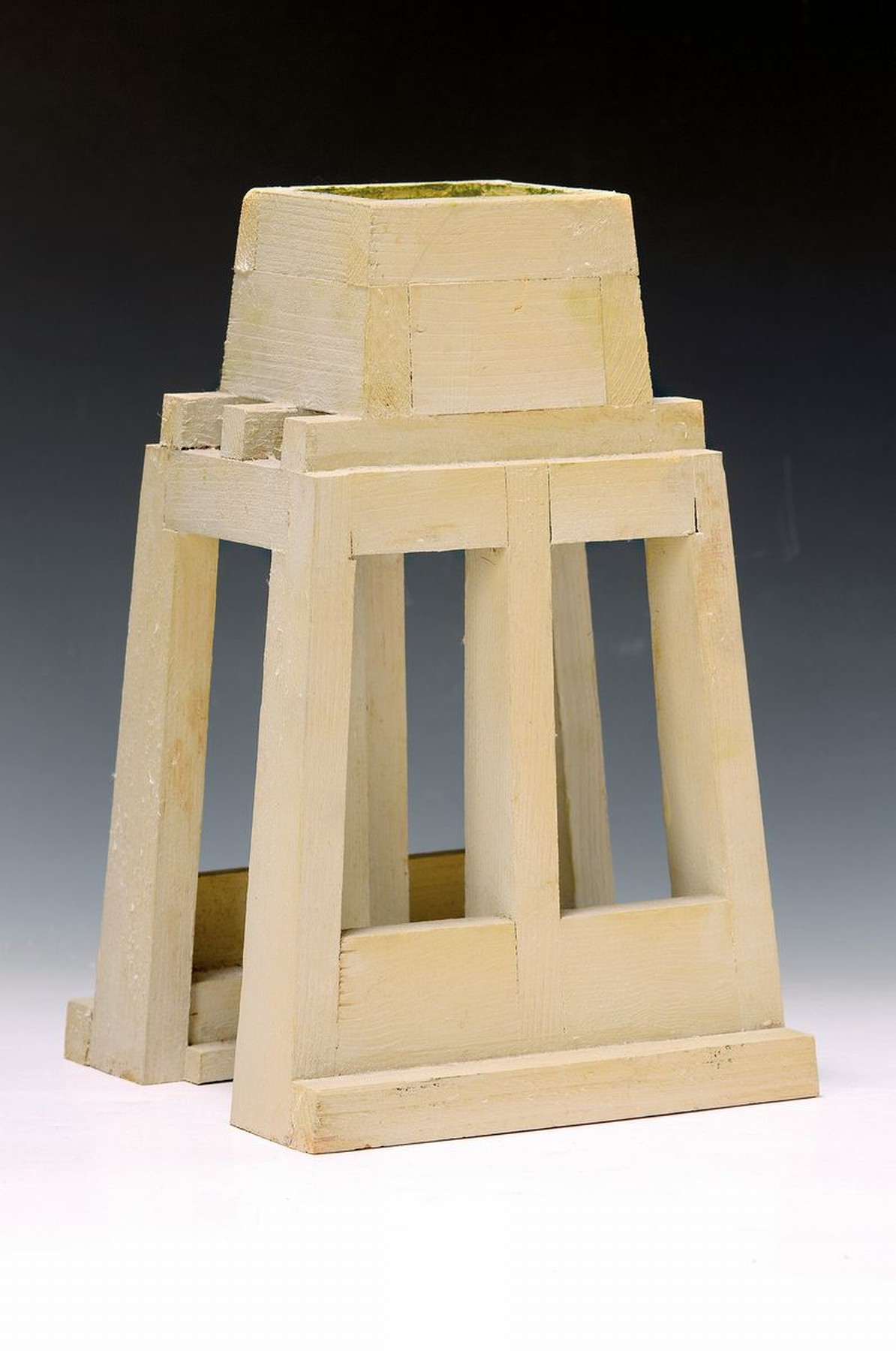 Claus Bury, geb 1946 Meerholz, vielfach ausgezeichneter deutscher Bildhauer, bekannt für architektonische Skulpturen, hier: turmartige Skulptur, ...