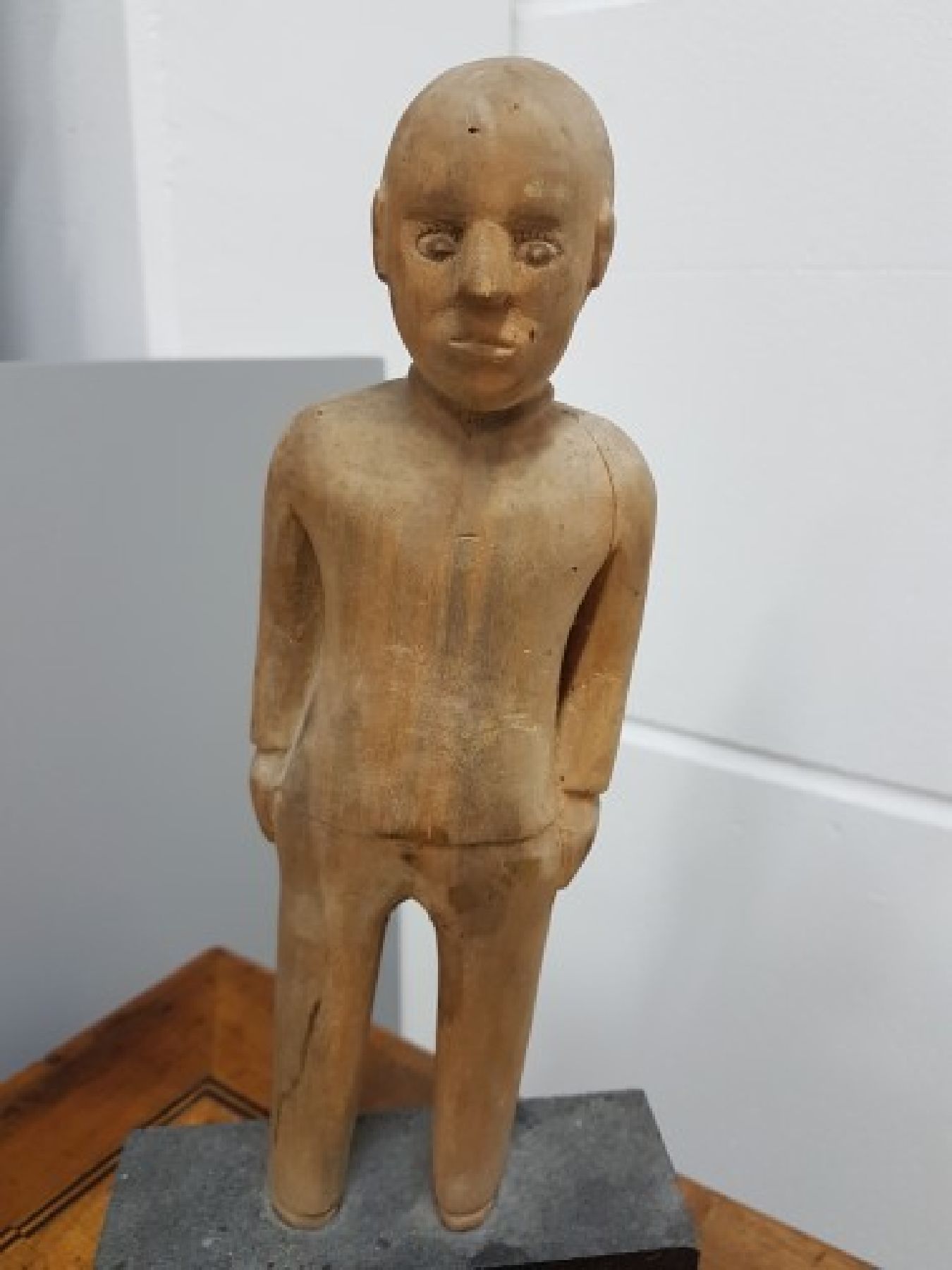 Detail a: Unbekannter zeitgenössischer Künstler, stehende männliche Figur, Holz geschnitzt, teilpolierter Granitsockel leicht best., Gesamth. ca. 42.5cm